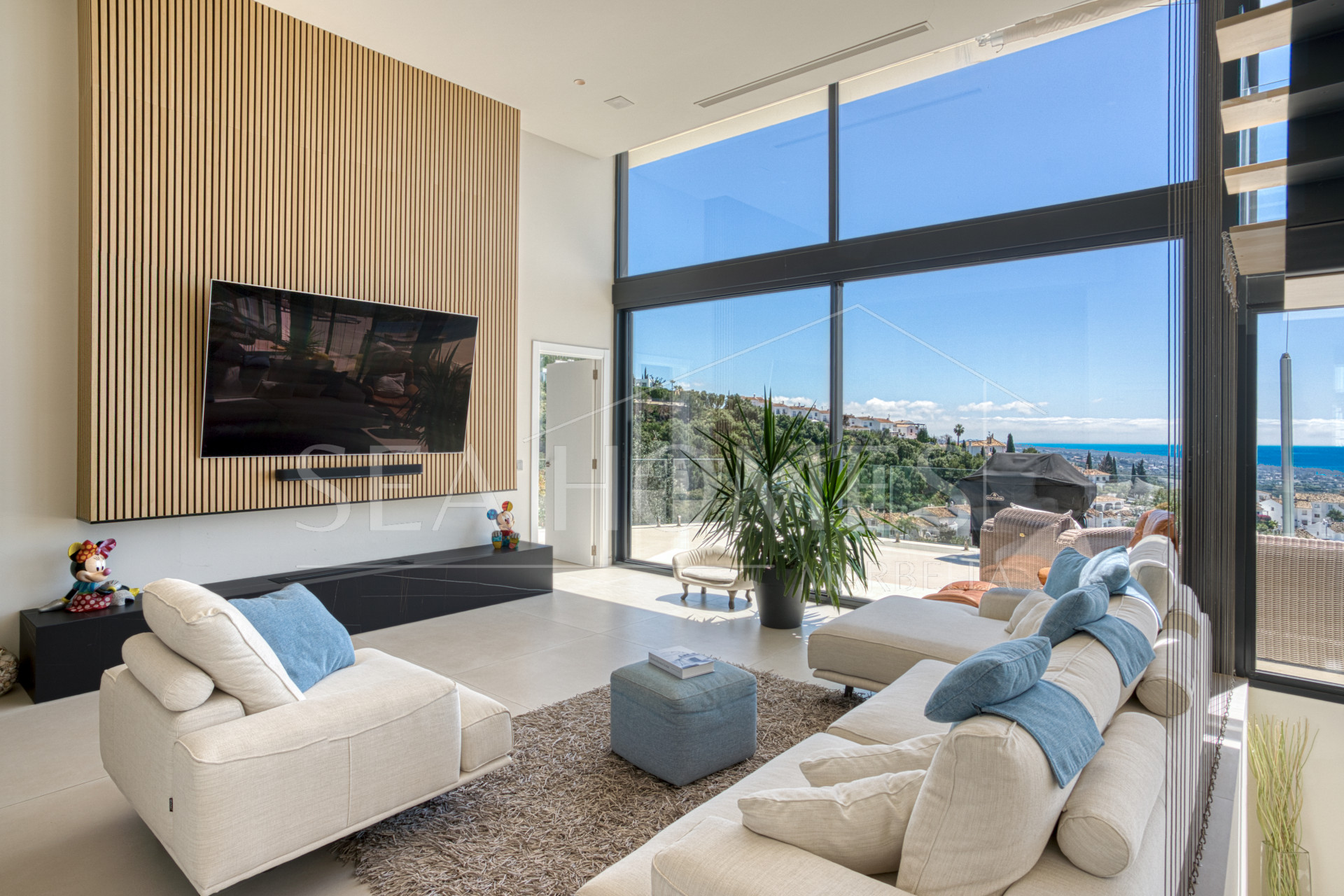 Outstanding, five bedroom Villa located in Altos de Los Monteros with panoramic sea views
