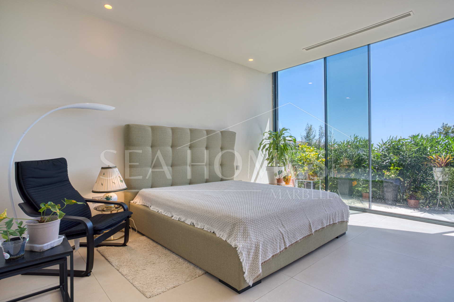 Outstanding, five bedroom Villa located in Altos de Los Monteros with panoramic sea views