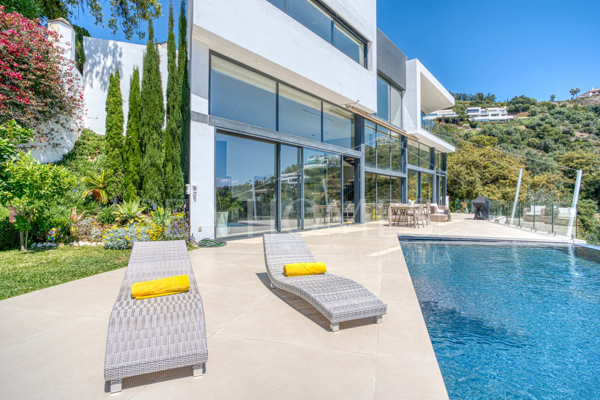 Outstanding, five bedroom Villa located in Altos de Los Monteros with panoramic sea views