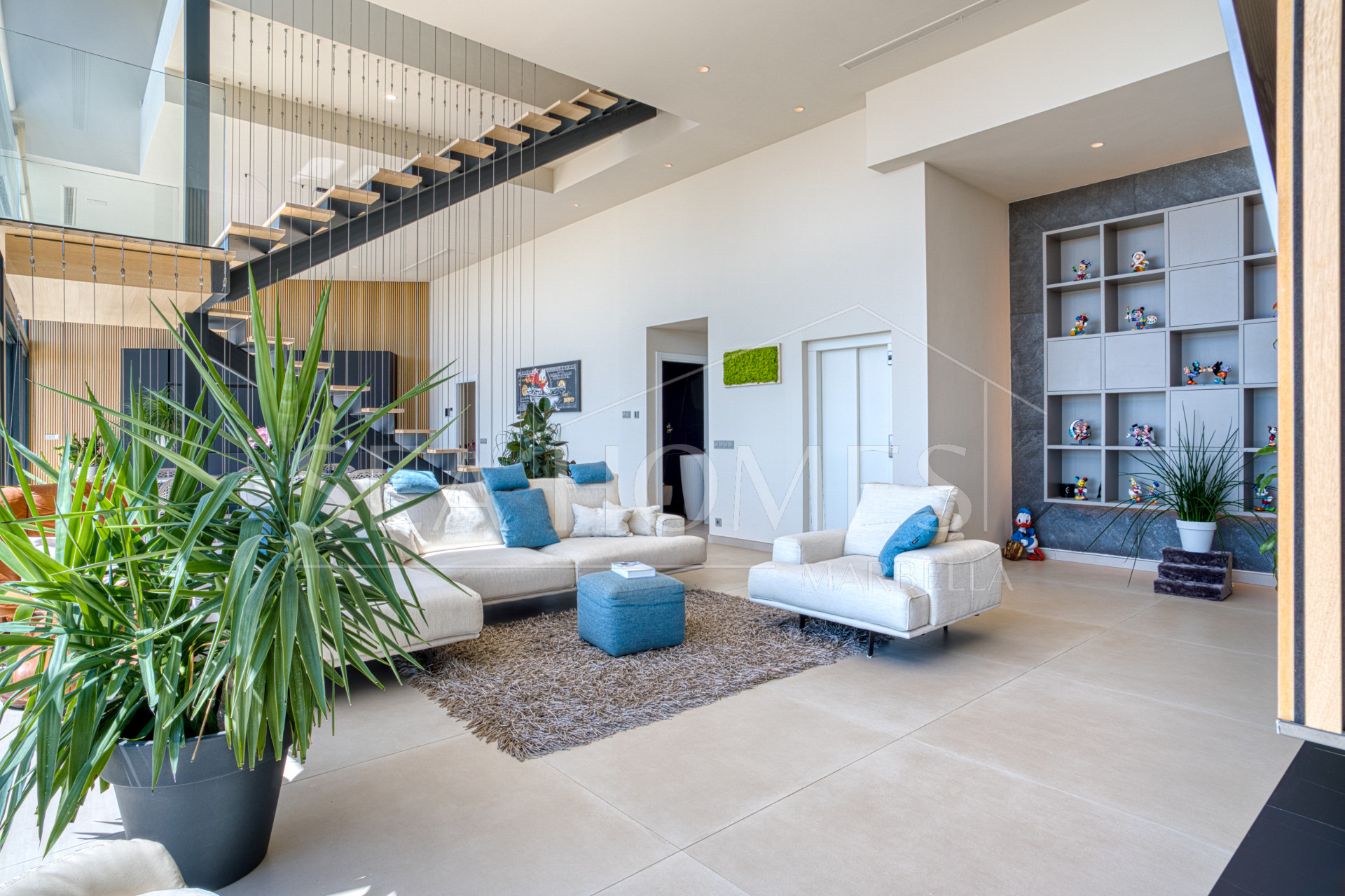 Outstanding, five bedroom Villa located in Altos de Los Monteros with panoramic sea views
