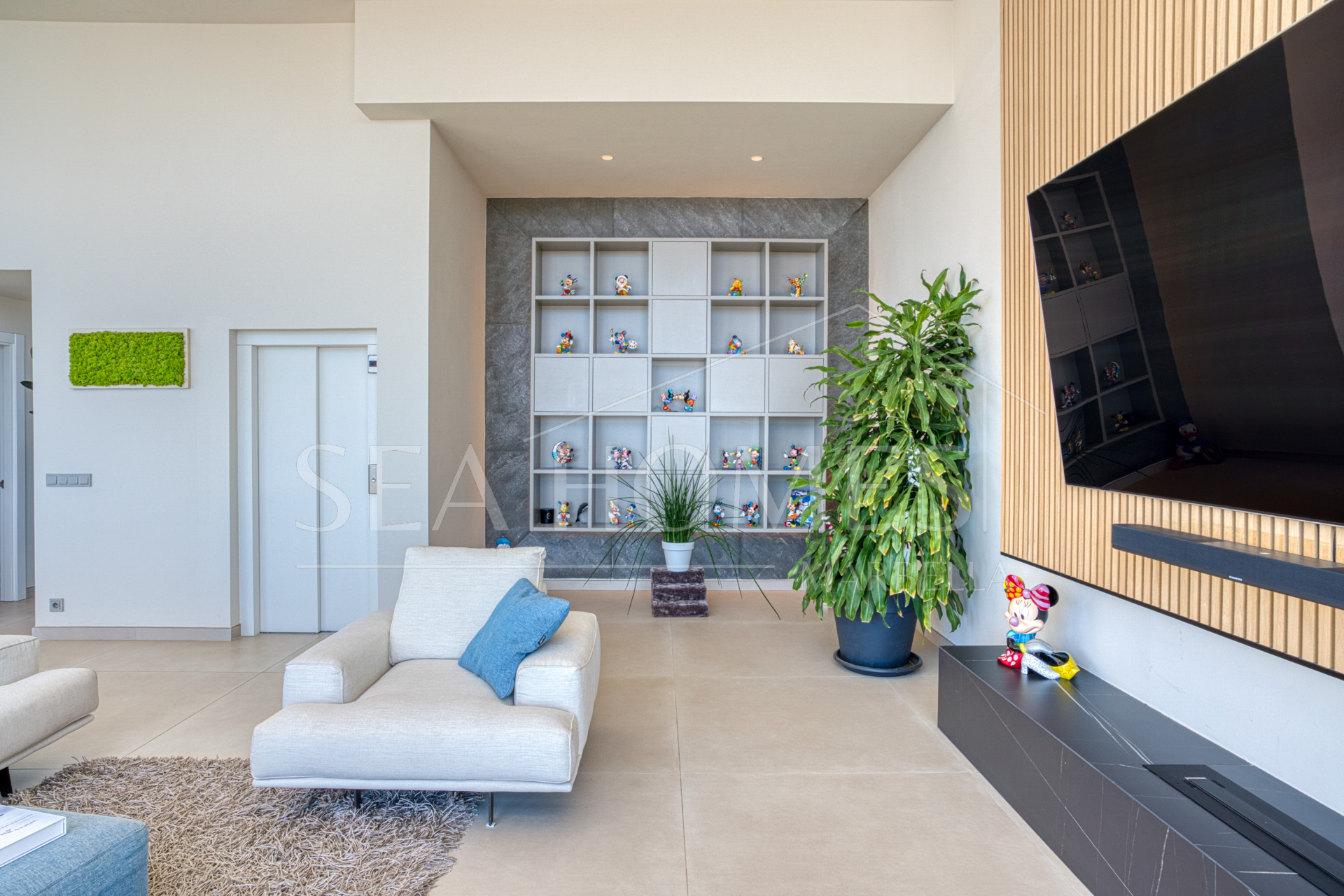 Outstanding, five bedroom Villa located in Altos de Los Monteros with panoramic sea views