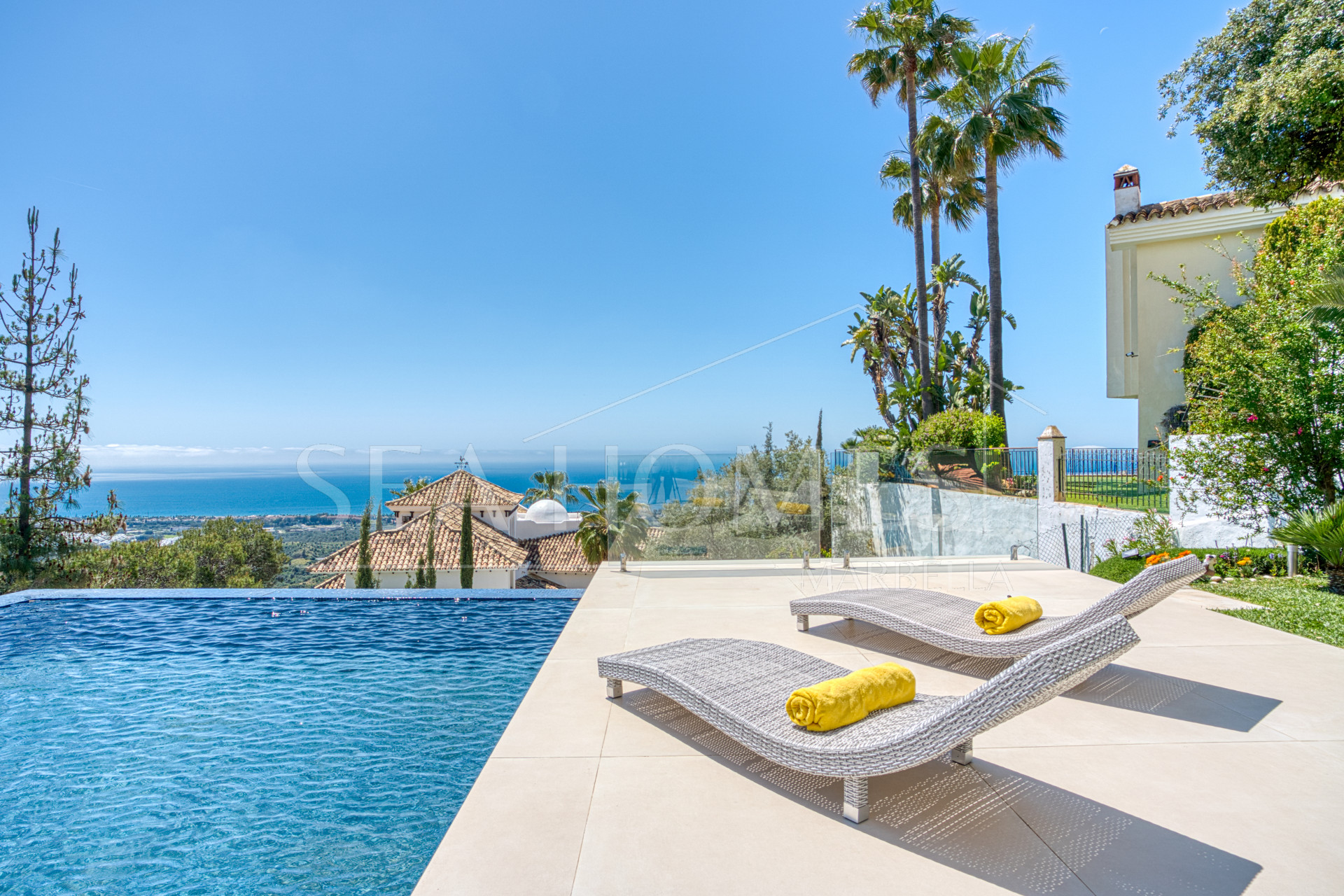 Outstanding, five bedroom Villa located in Altos de Los Monteros with panoramic sea views