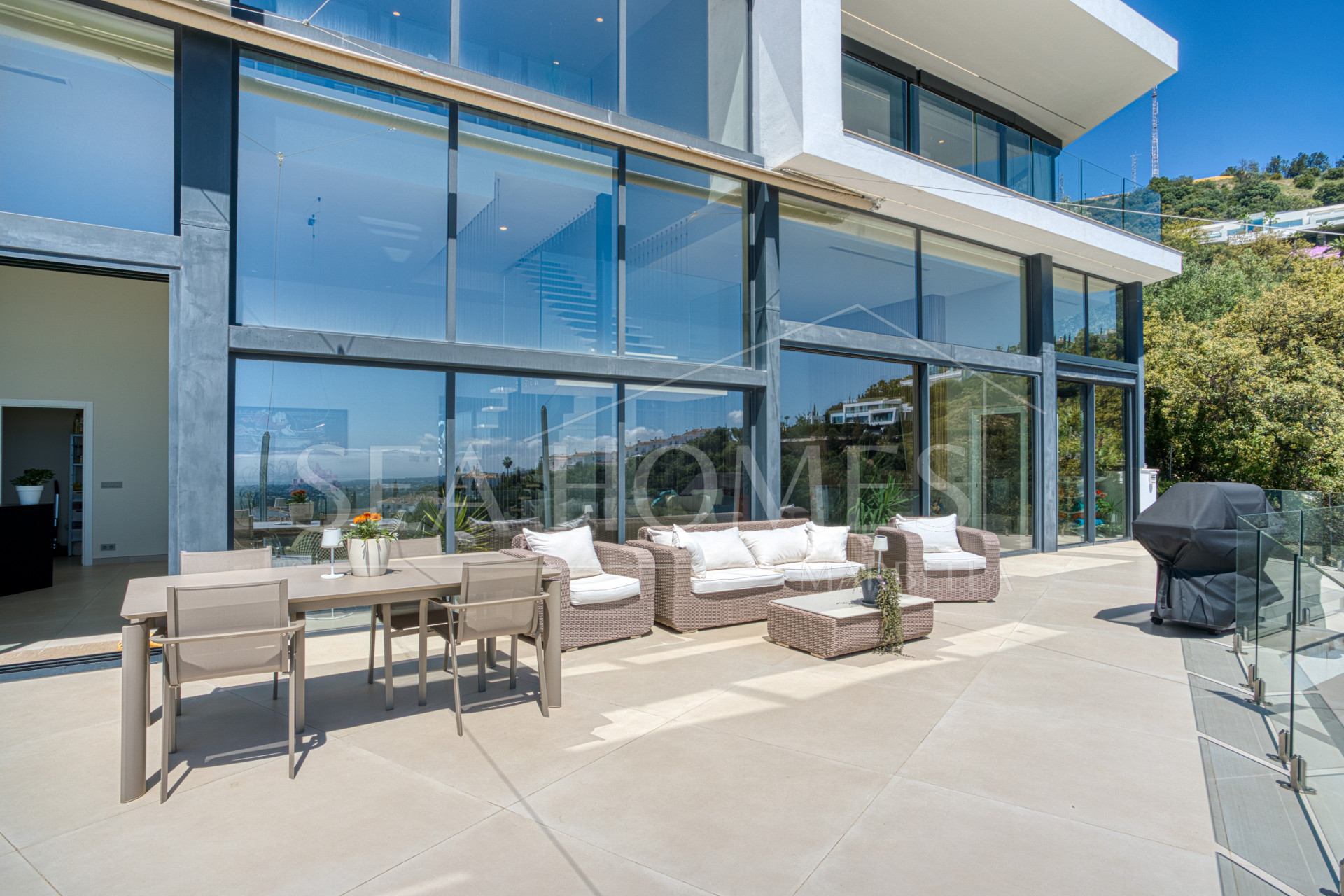 Outstanding, five bedroom Villa located in Altos de Los Monteros with panoramic sea views