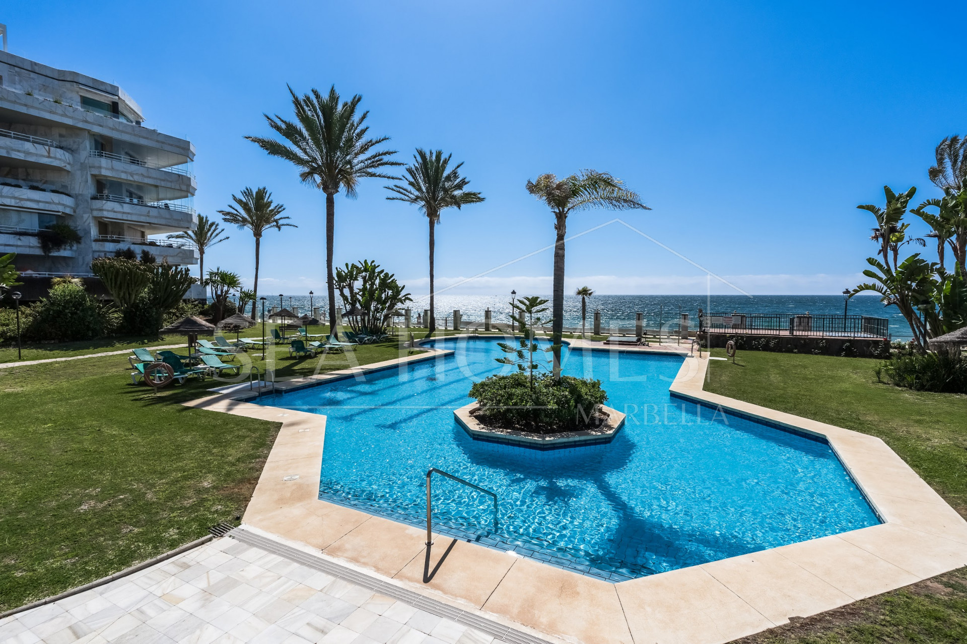 Impressive two bedroom, south west facing apartment in the beachfront community Playa Esmeralda