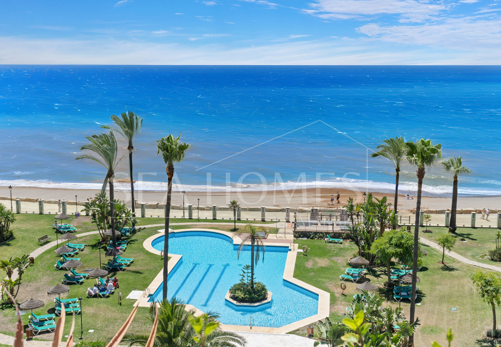 Impressive two bedroom, south west facing apartment in the beachfront community Playa Esmeralda