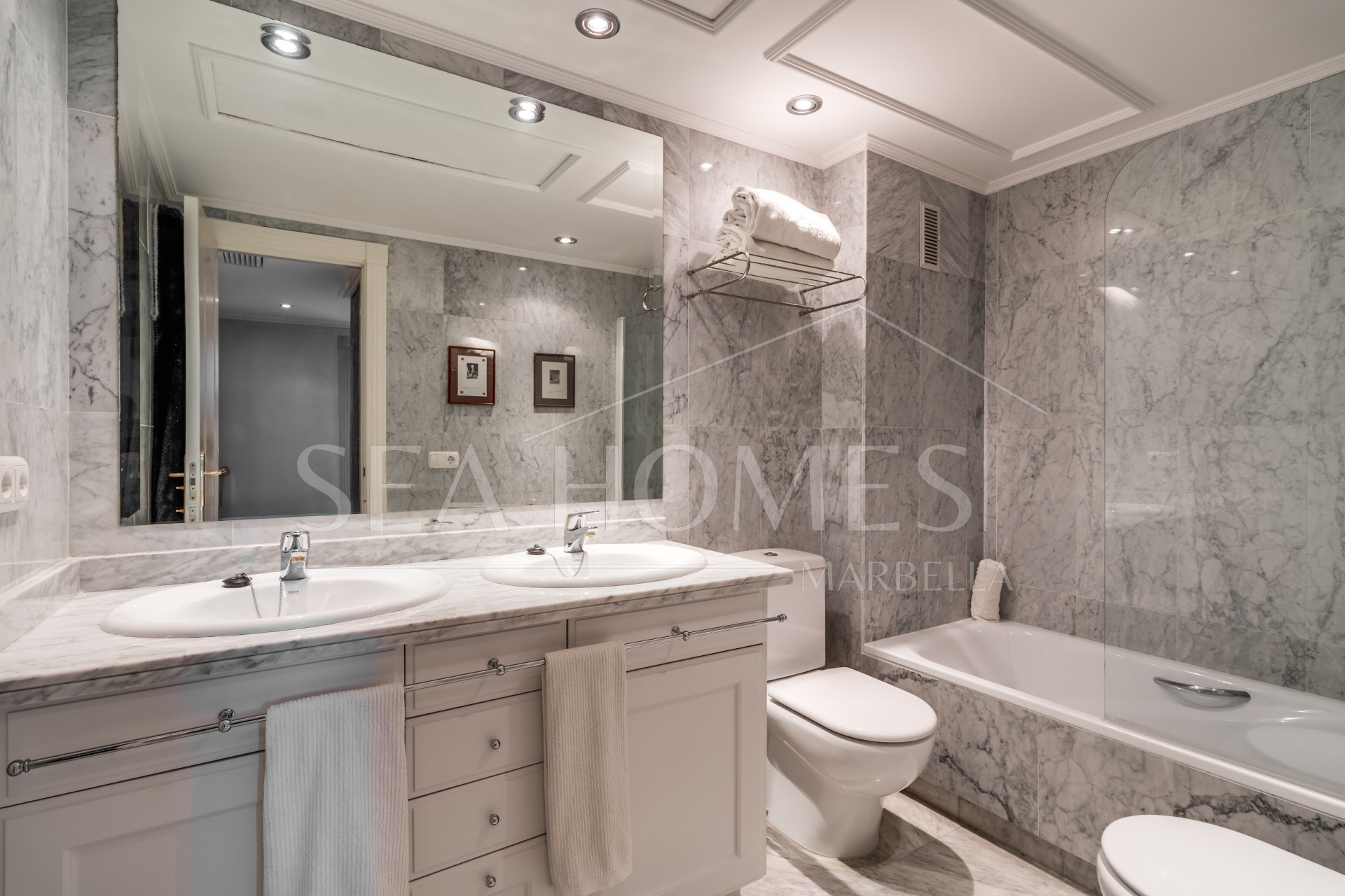 Impressive two bedroom, south west facing apartment in the beachfront community Playa Esmeralda