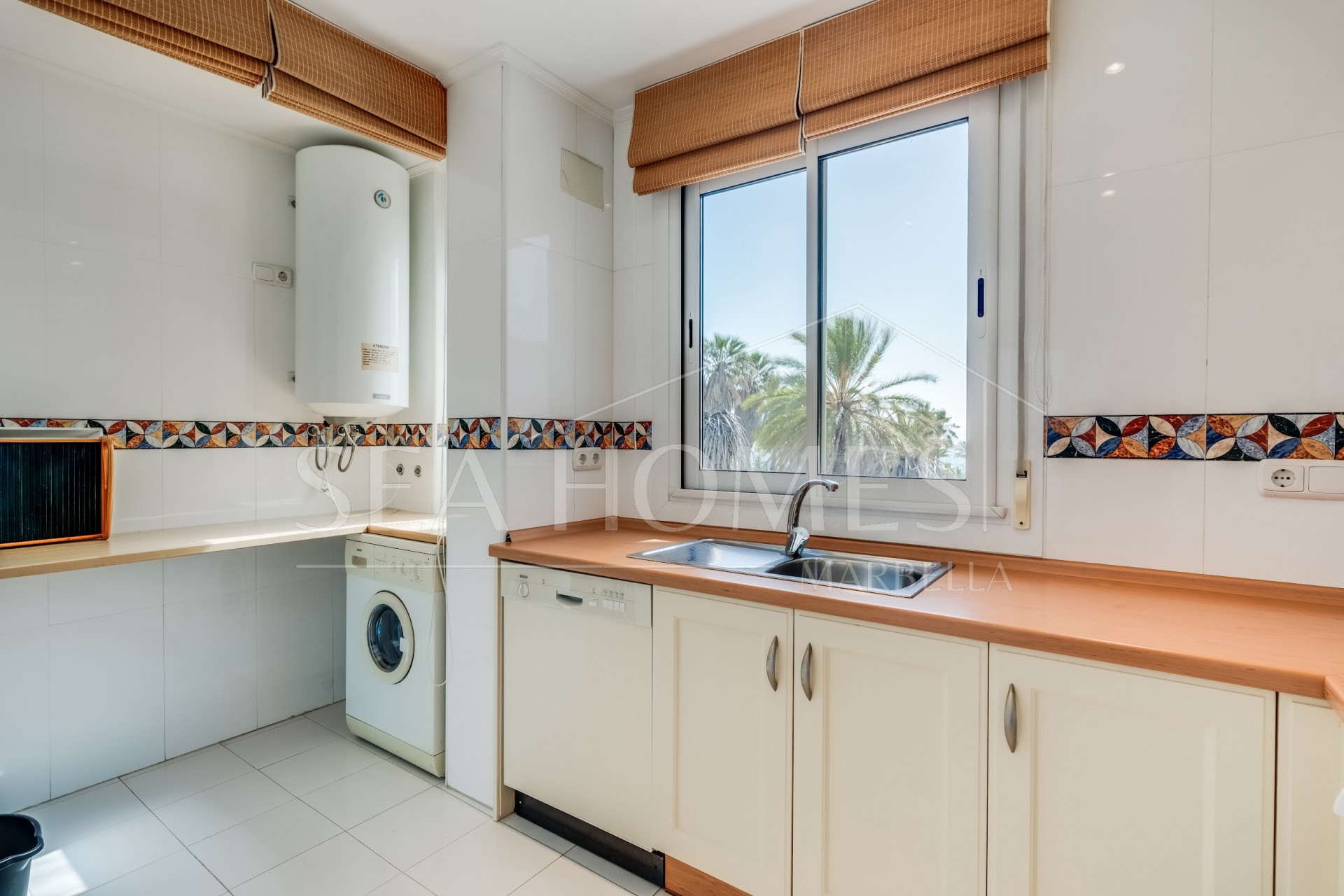 Impressive two bedroom, south west facing apartment in the beachfront community Playa Esmeralda