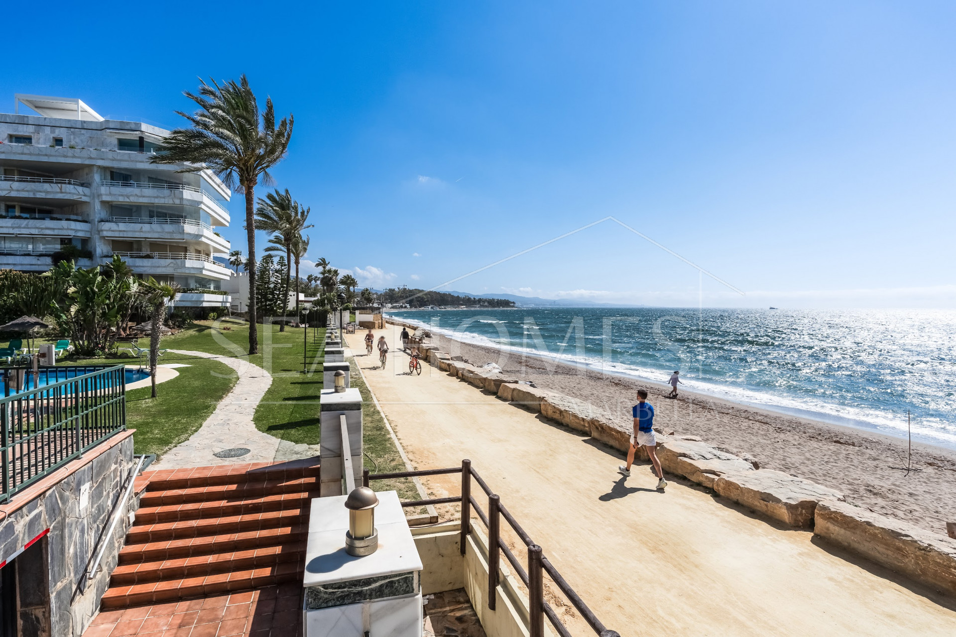 Impressive two bedroom, south west facing apartment in the beachfront community Playa Esmeralda
