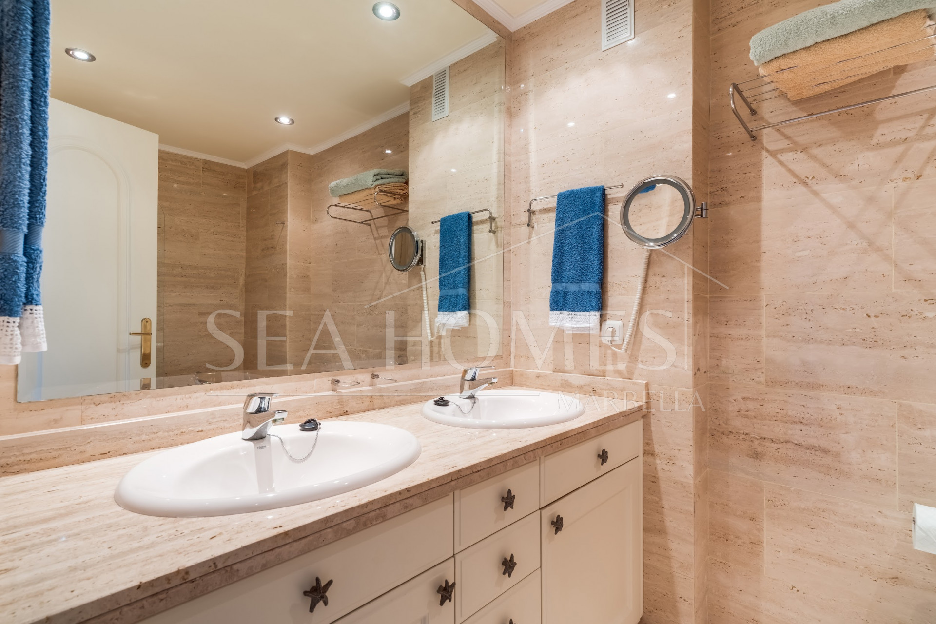 Impressive two bedroom, south west facing apartment in the beachfront community Playa Esmeralda
