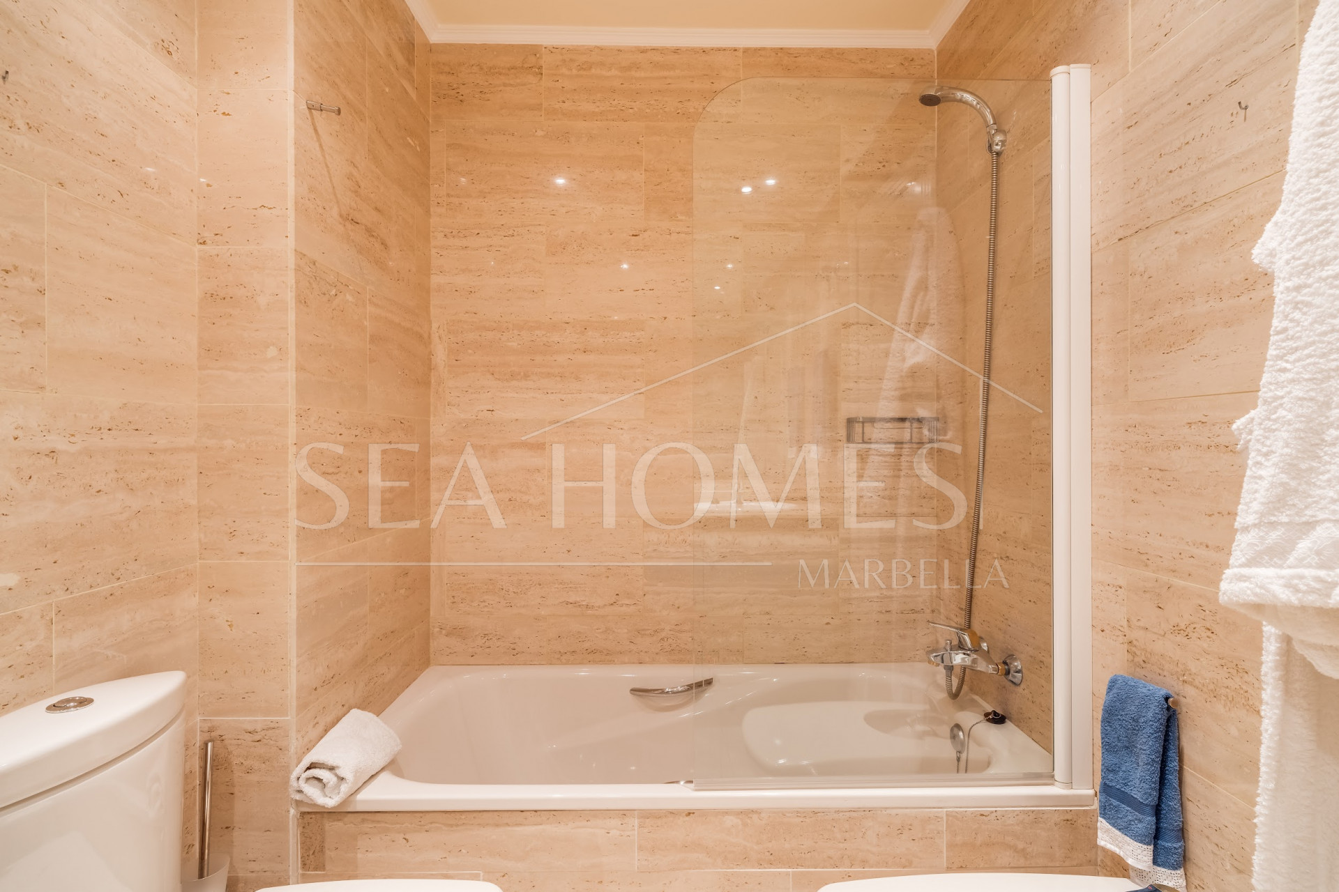 Impressive two bedroom, south west facing apartment in the beachfront community Playa Esmeralda