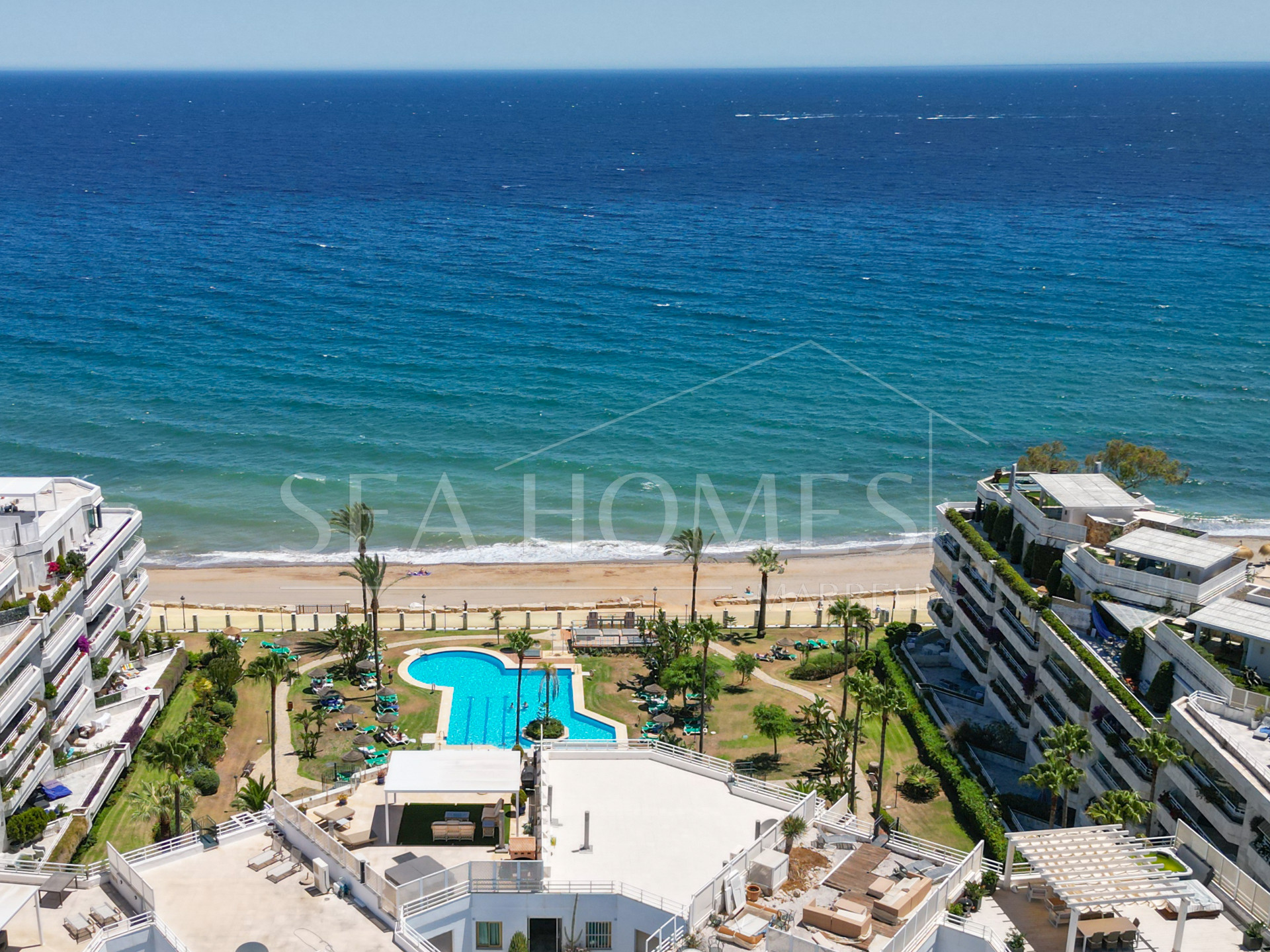 Impressive two bedroom, south west facing apartment in the beachfront community Playa Esmeralda