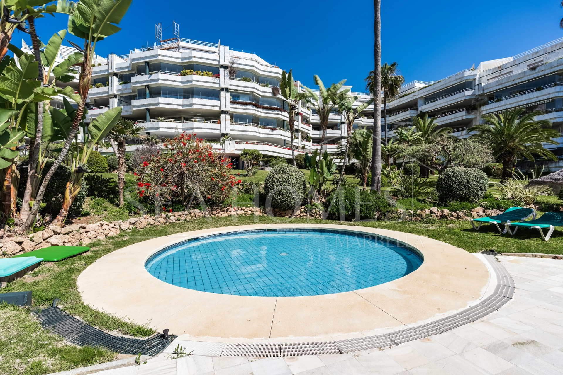 Impressive two bedroom, south west facing apartment in the beachfront community Playa Esmeralda