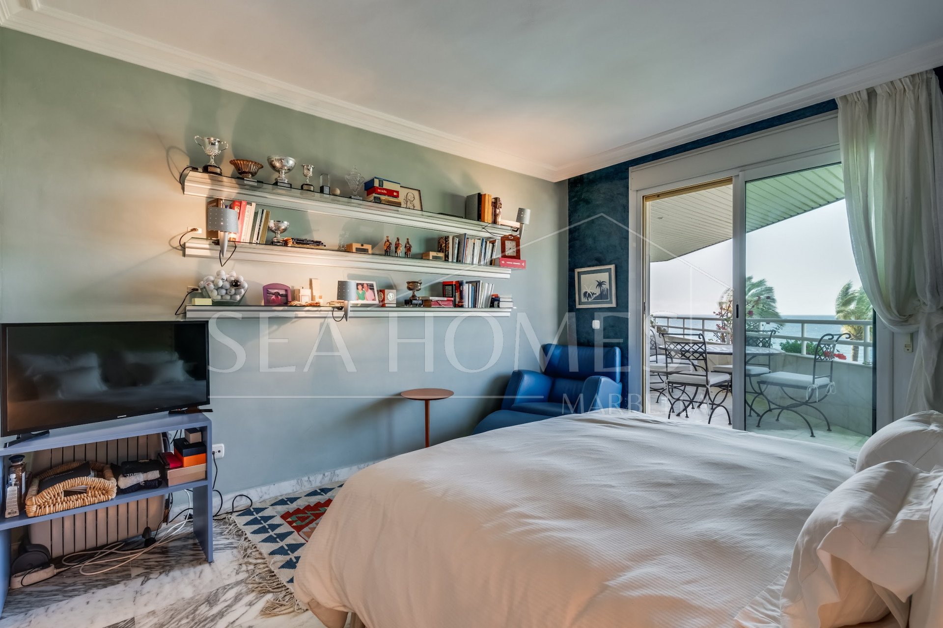 Impressive two bedroom, south west facing apartment in the beachfront community Playa Esmeralda