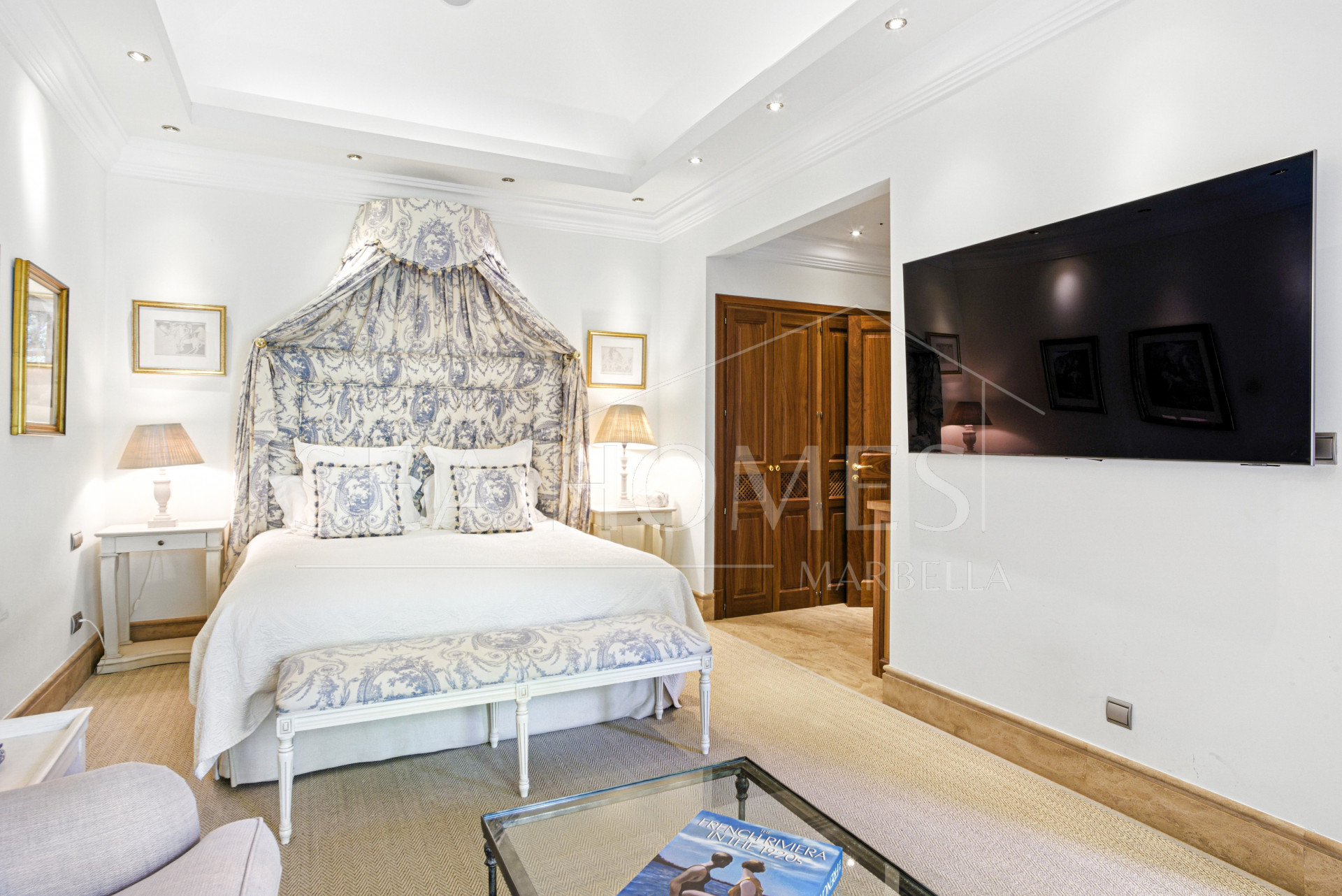 Elegant Six Bedroom, South-Facing Villa in Prestigious Lomas de Marbella Club