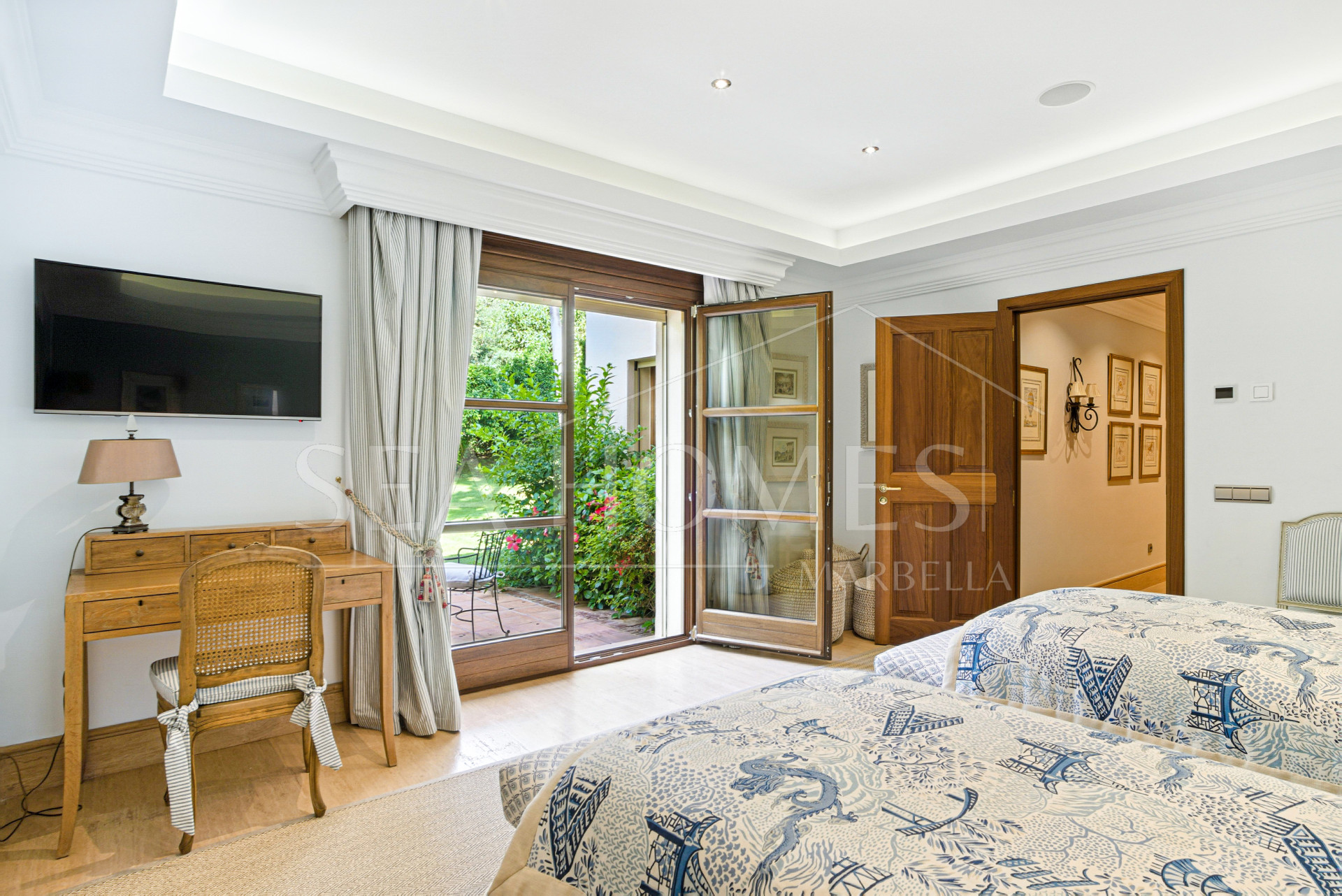 Elegant Six Bedroom, South-Facing Villa in Prestigious Lomas de Marbella Club