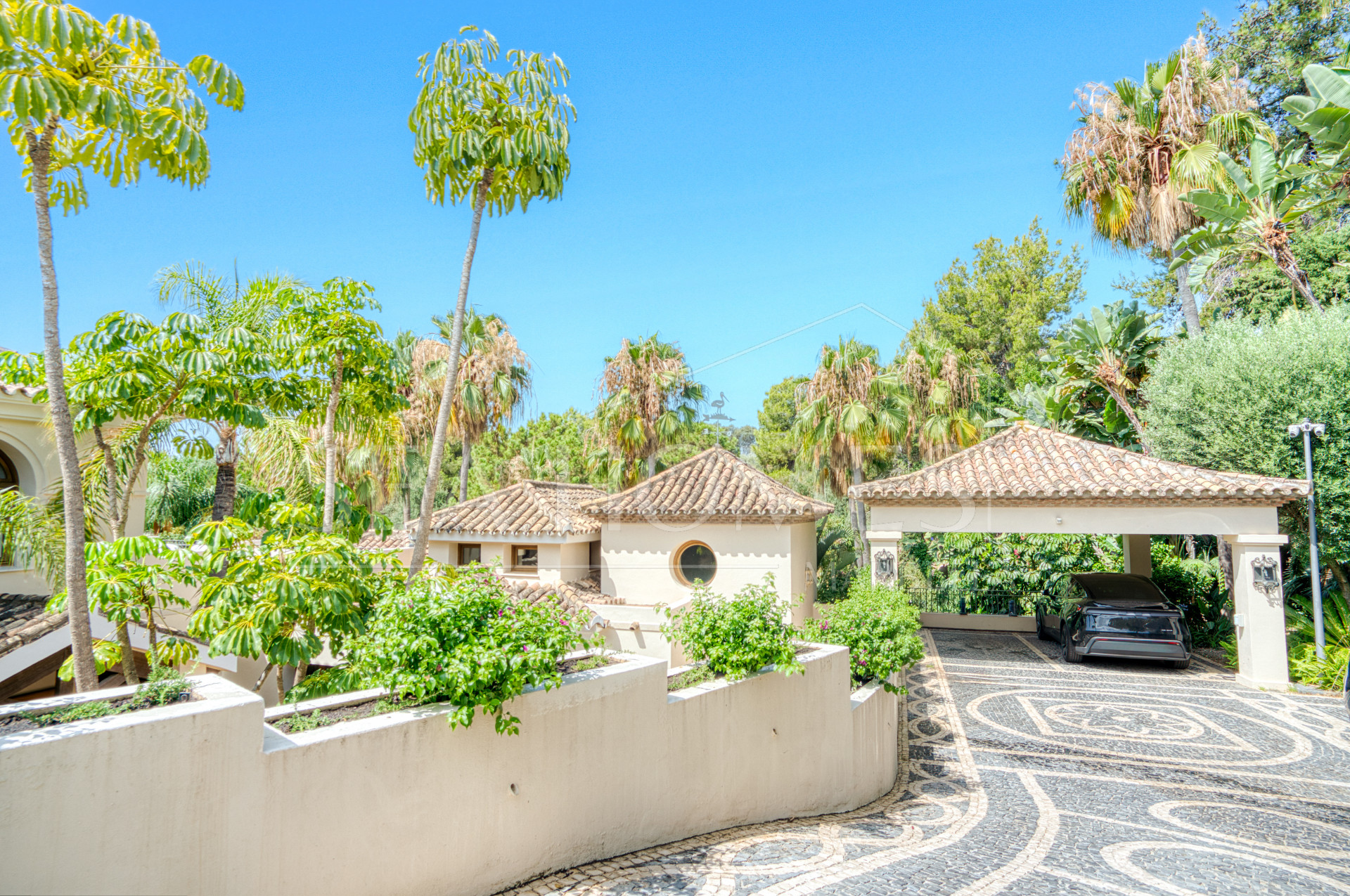 Elegant Six Bedroom, South-Facing Villa in Prestigious Lomas de Marbella Club