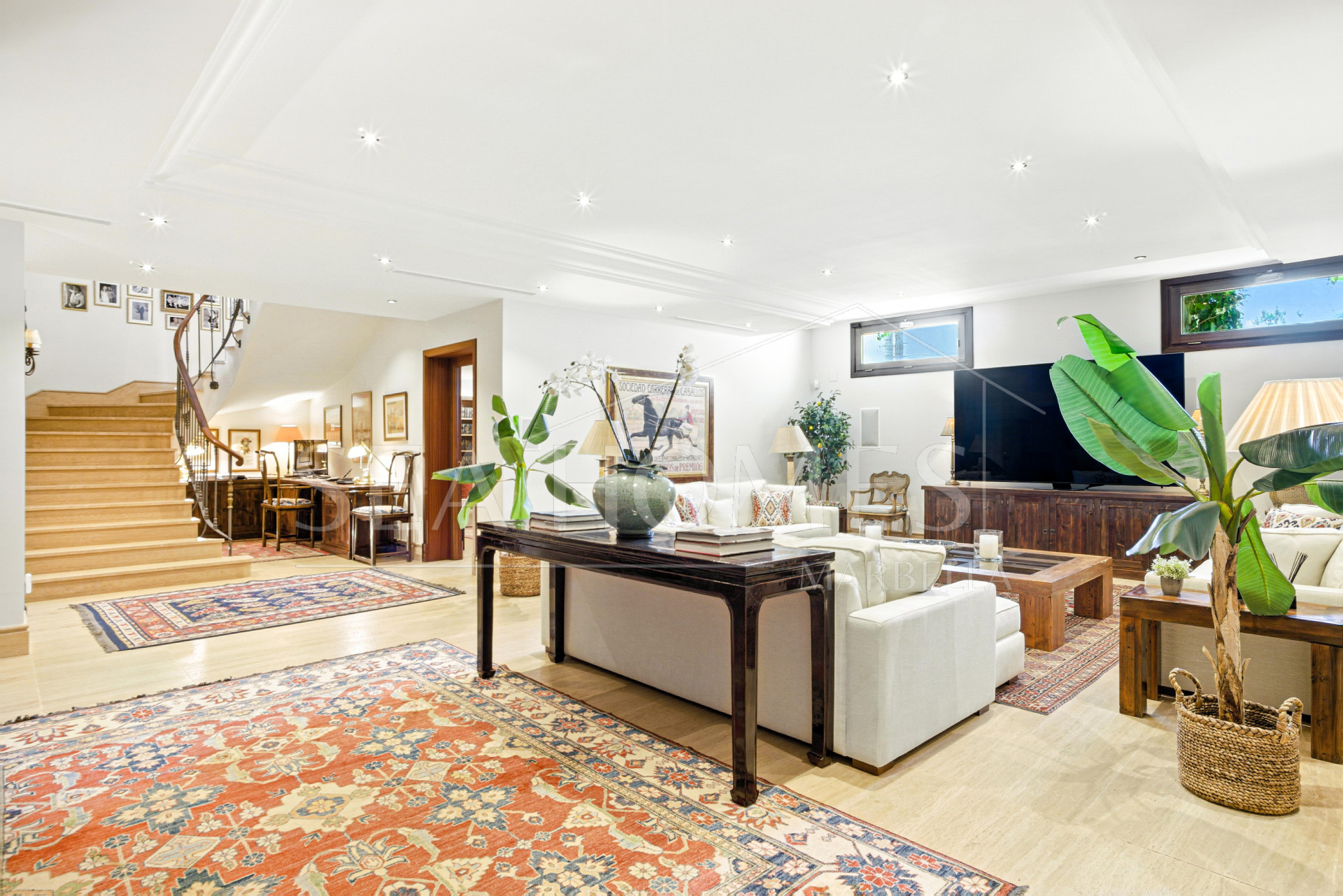 Elegant Six Bedroom, South-Facing Villa in Prestigious Lomas de Marbella Club