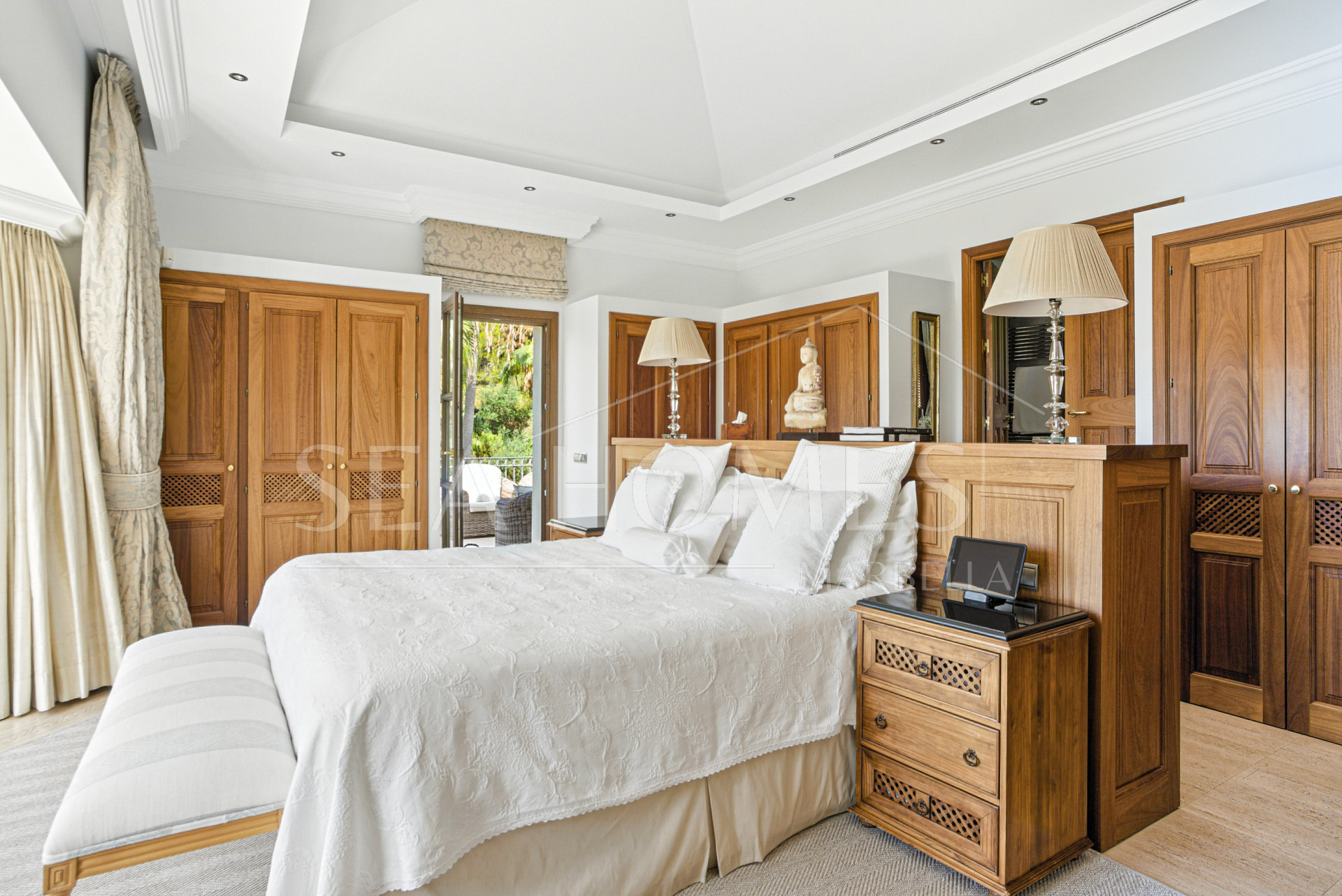 Elegant Six Bedroom, South-Facing Villa in Prestigious Lomas de Marbella Club
