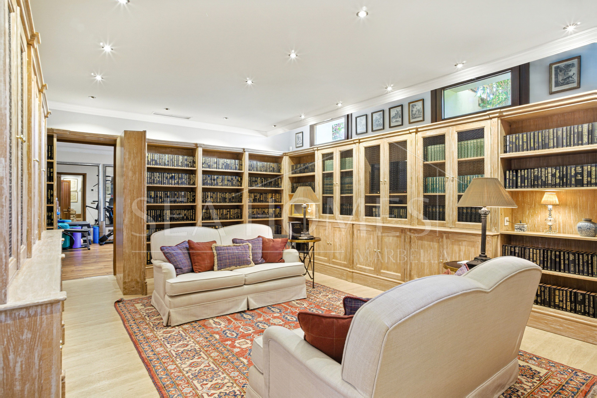 Elegant Six Bedroom, South-Facing Villa in Prestigious Lomas de Marbella Club