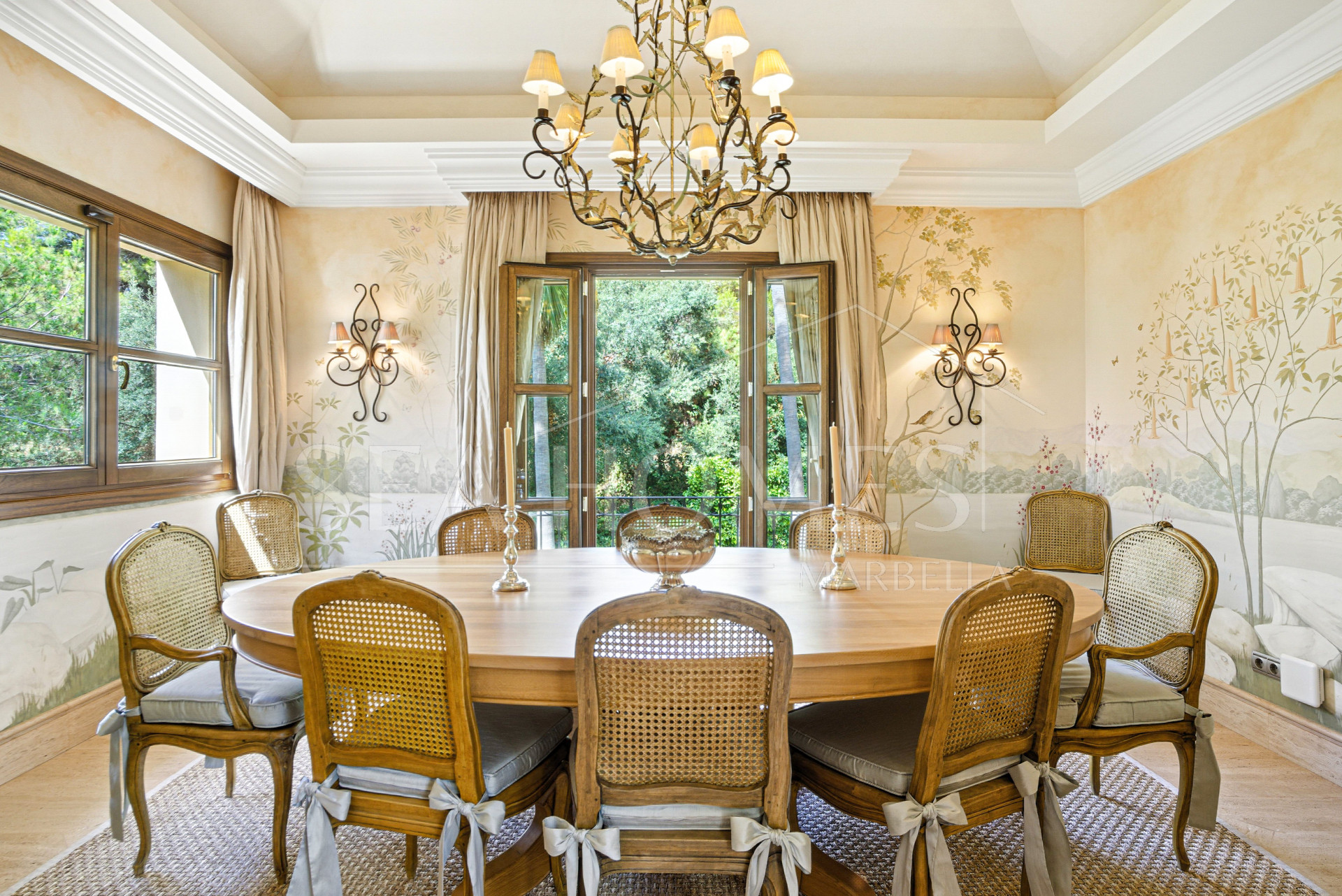 Elegant Six Bedroom, South-Facing Villa in Prestigious Lomas de Marbella Club