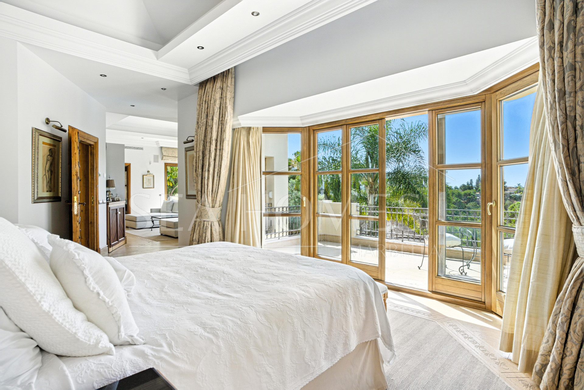 Elegant Six Bedroom, South-Facing Villa in Prestigious Lomas de Marbella Club