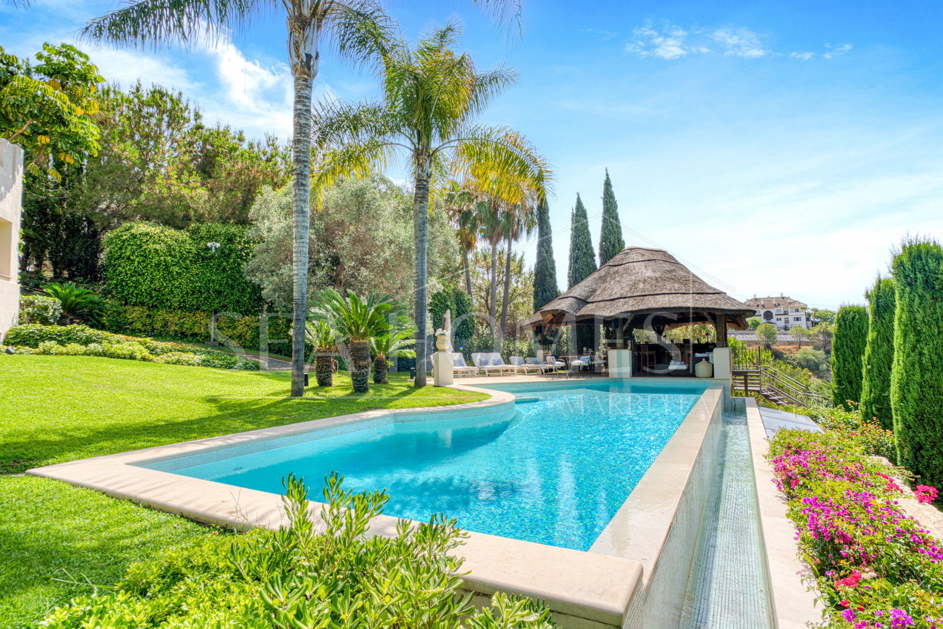 Elegant Six Bedroom, South-Facing Villa in Prestigious Lomas de Marbella Club