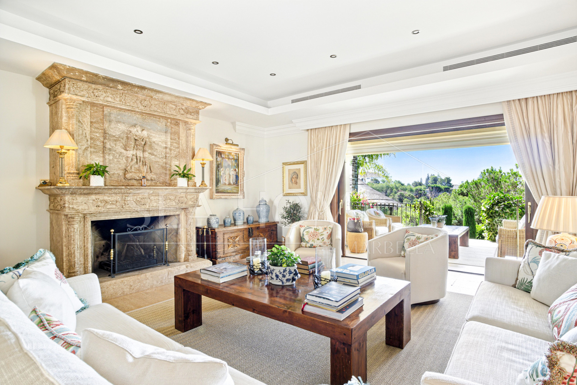 Elegant Six Bedroom, South-Facing Villa in Prestigious Lomas de Marbella Club