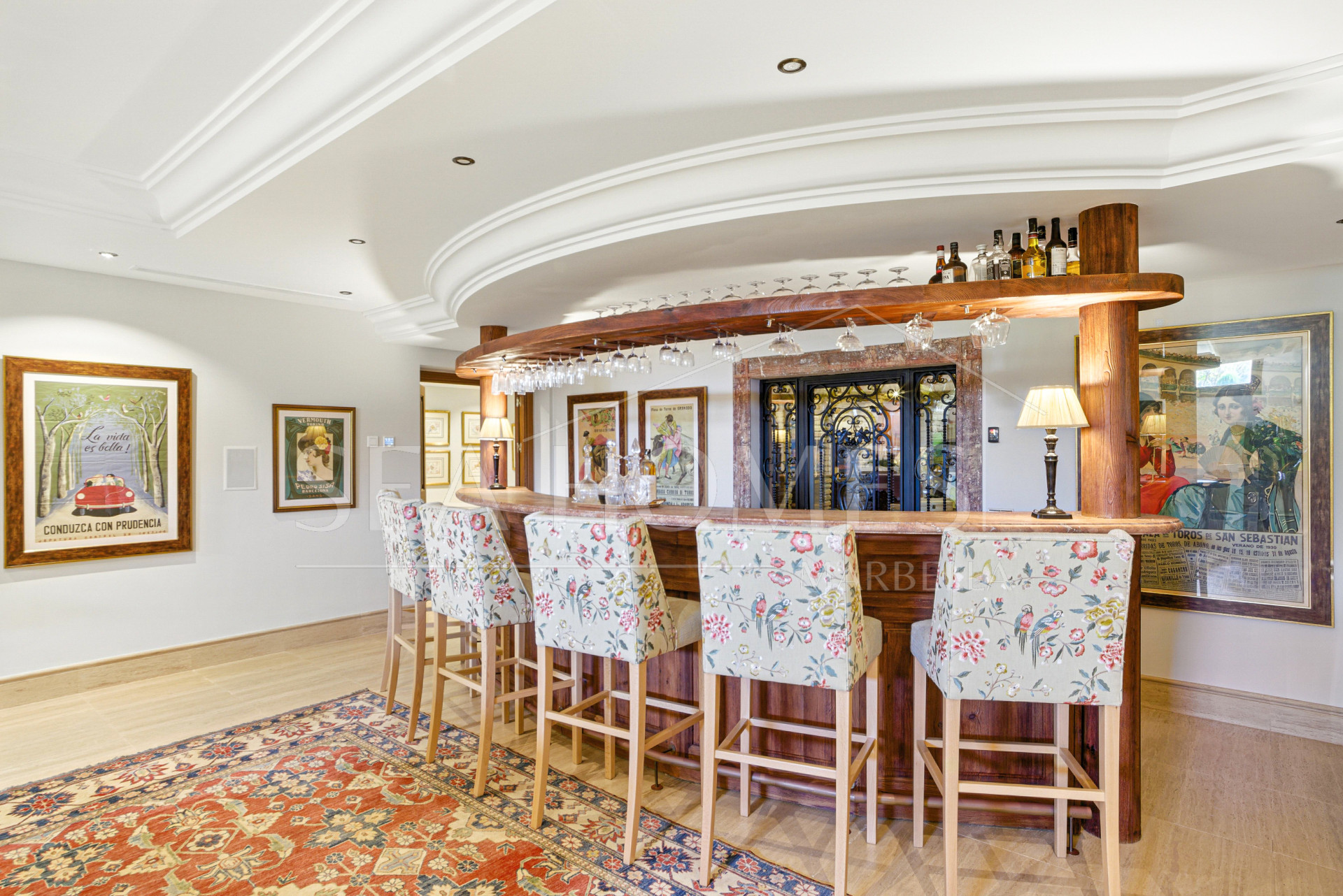 Elegant Six Bedroom, South-Facing Villa in Prestigious Lomas de Marbella Club