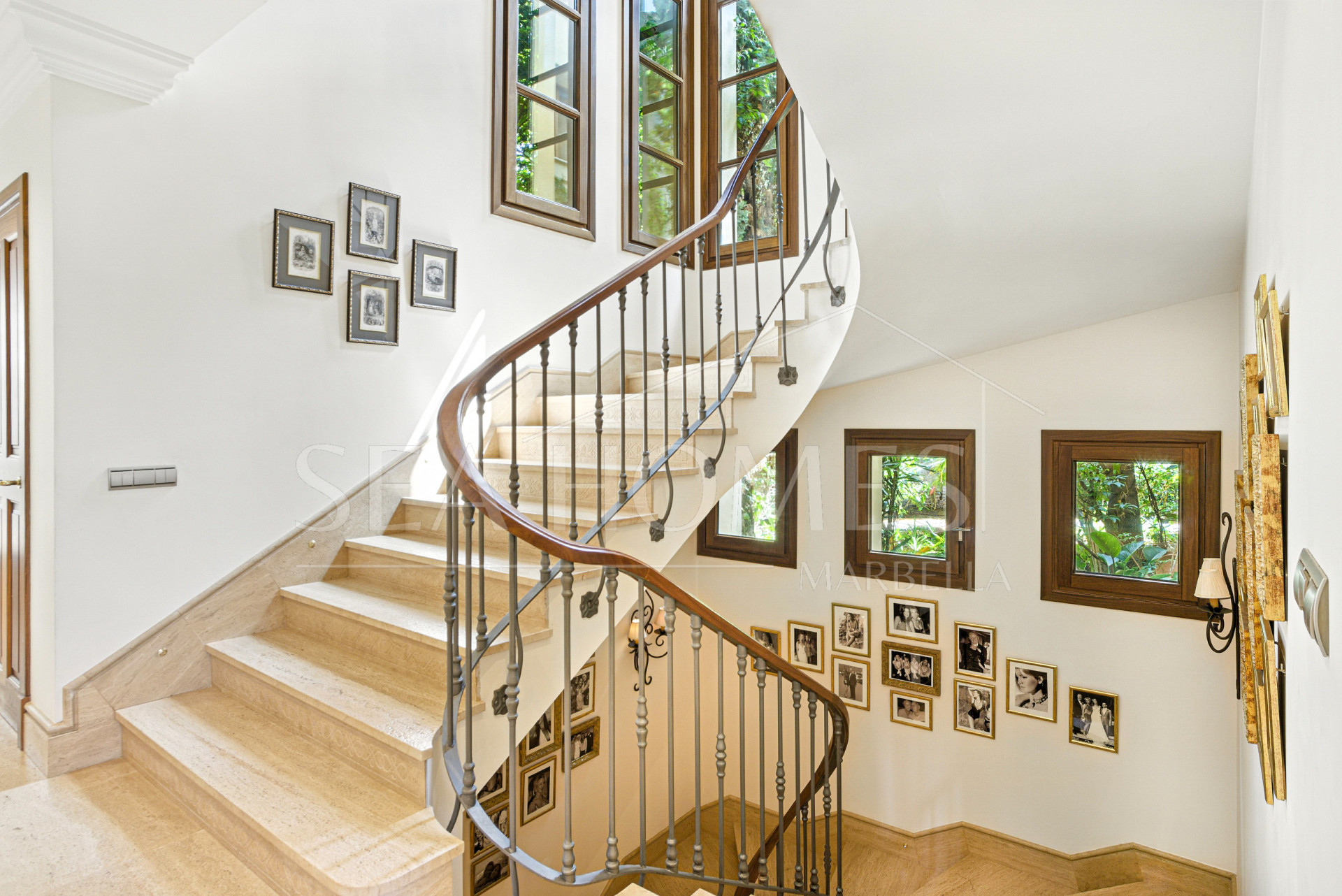 Elegant Six Bedroom, South-Facing Villa in Prestigious Lomas de Marbella Club