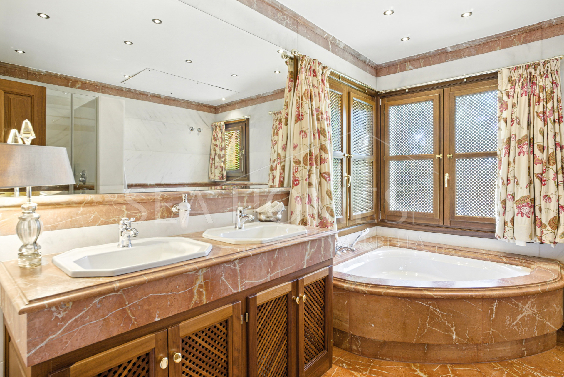 Elegant Six Bedroom, South-Facing Villa in Prestigious Lomas de Marbella Club