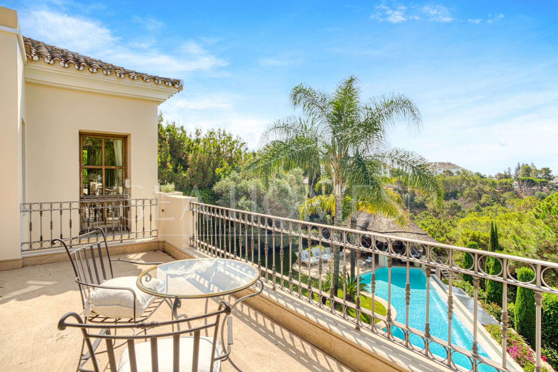 Elegant Six Bedroom, South-Facing Villa in Prestigious Lomas de Marbella Club