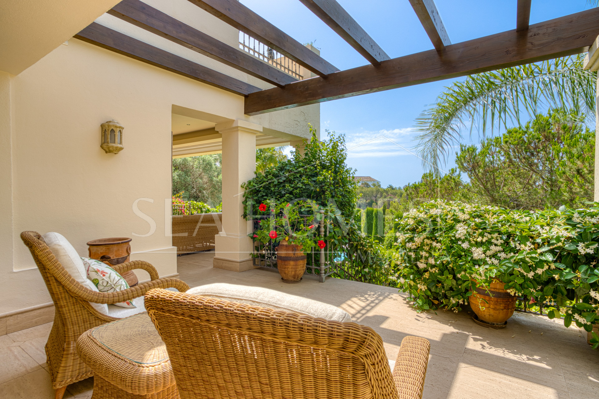 Elegant Six Bedroom, South-Facing Villa in Prestigious Lomas de Marbella Club