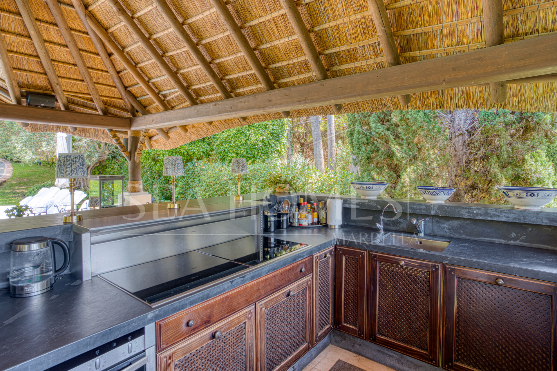 Elegant Six Bedroom, South-Facing Villa in Prestigious Lomas de Marbella Club