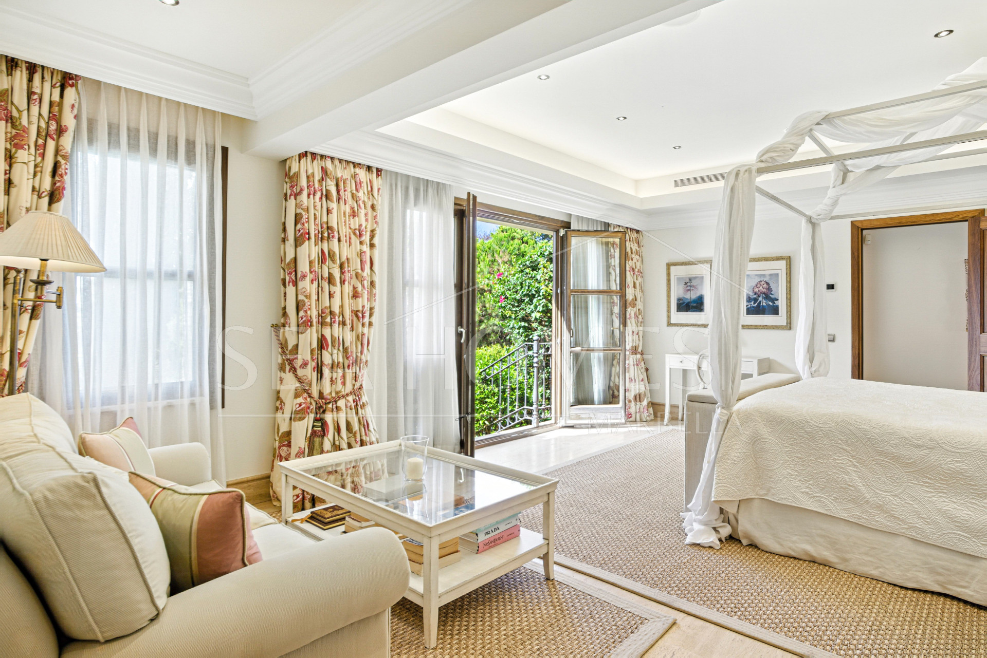 Elegant Six Bedroom, South-Facing Villa in Prestigious Lomas de Marbella Club