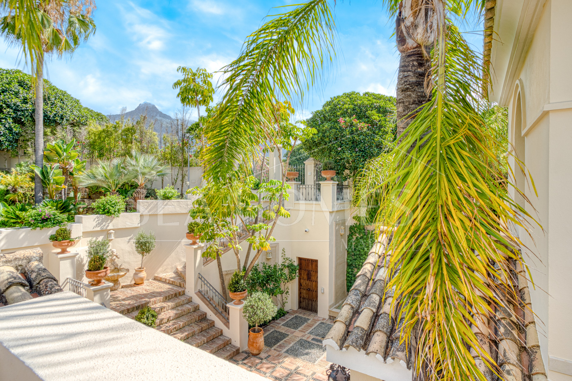 Elegant Six Bedroom, South-Facing Villa in Prestigious Lomas de Marbella Club
