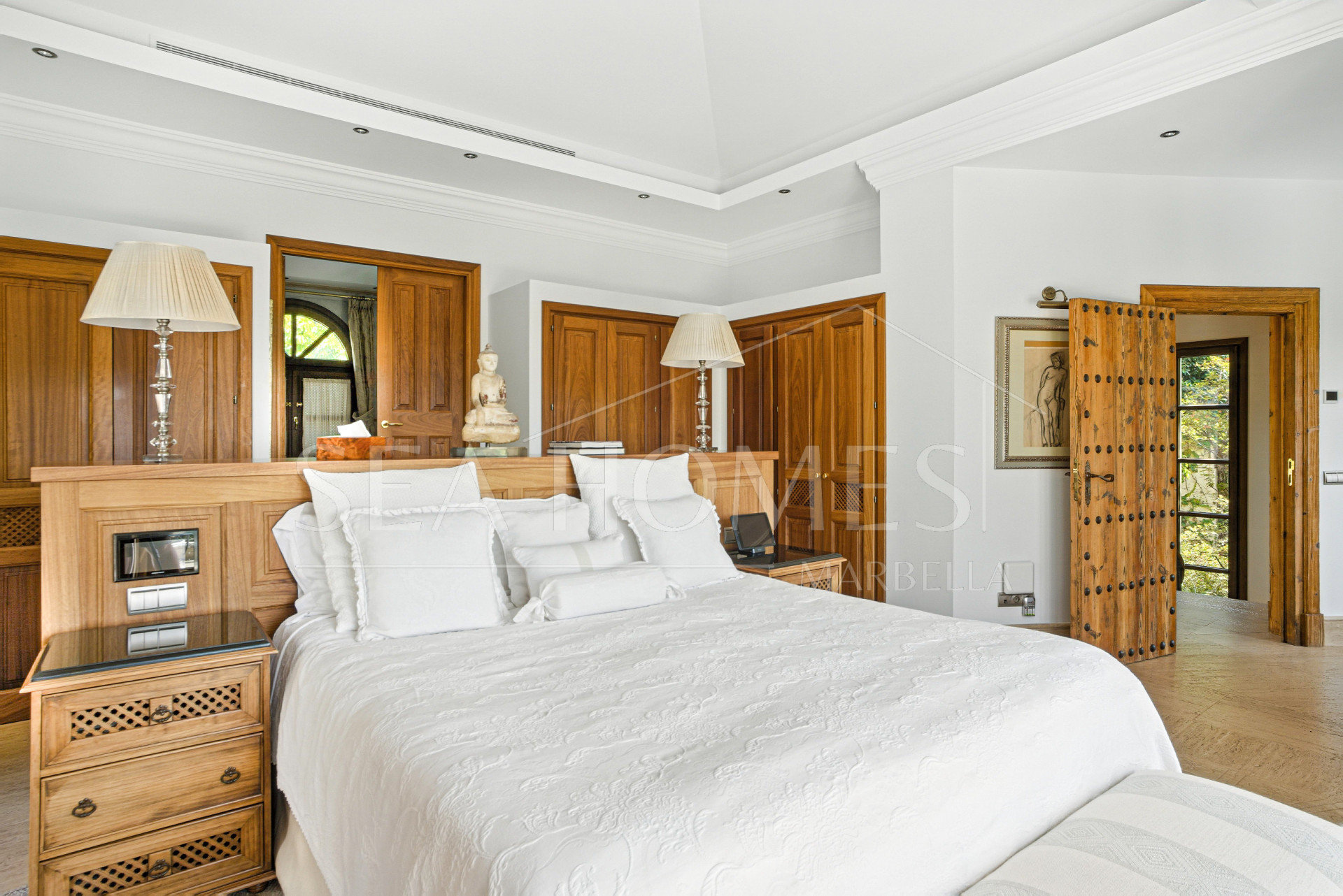 Elegant Six Bedroom, South-Facing Villa in Prestigious Lomas de Marbella Club