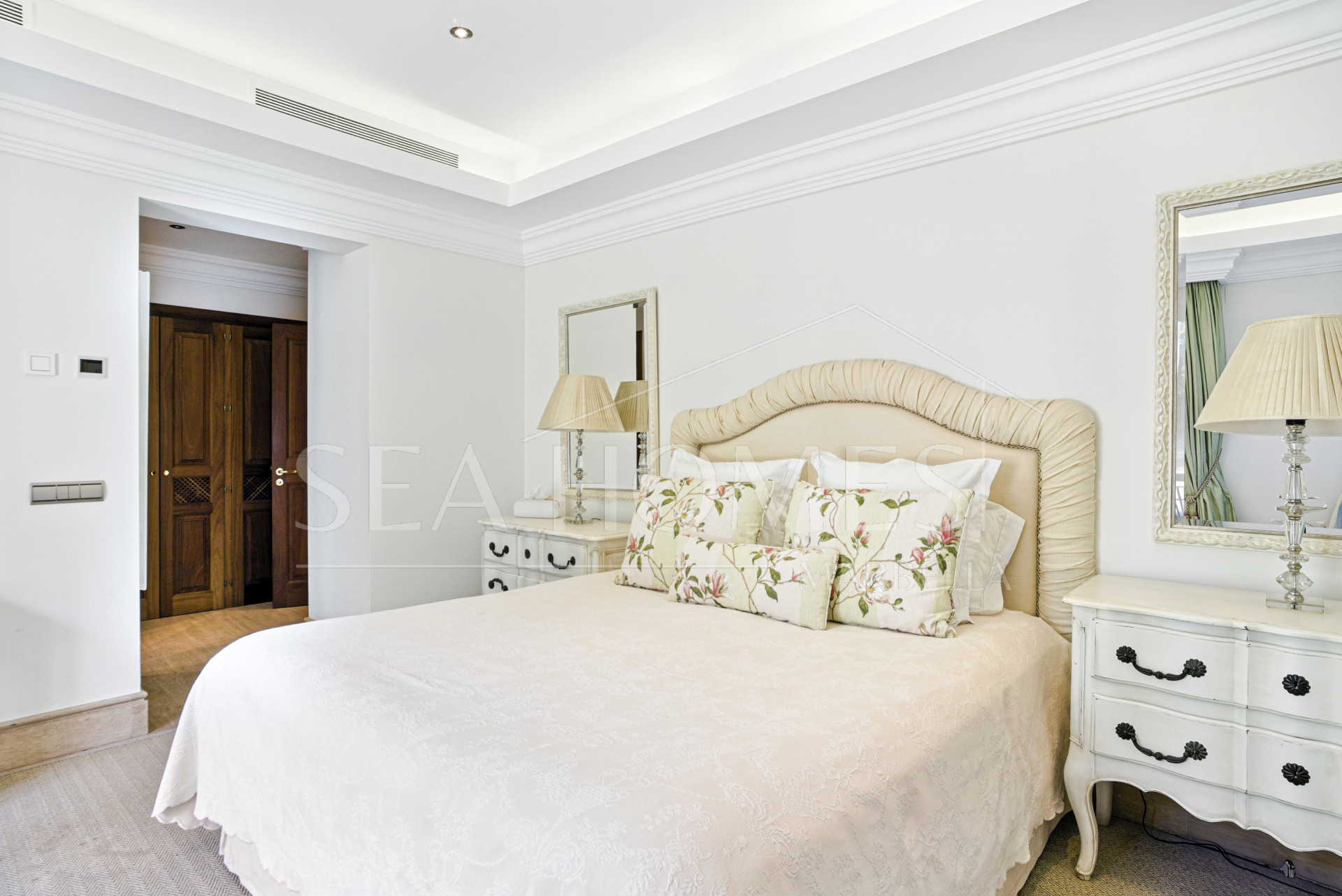 Elegant Six Bedroom, South-Facing Villa in Prestigious Lomas de Marbella Club