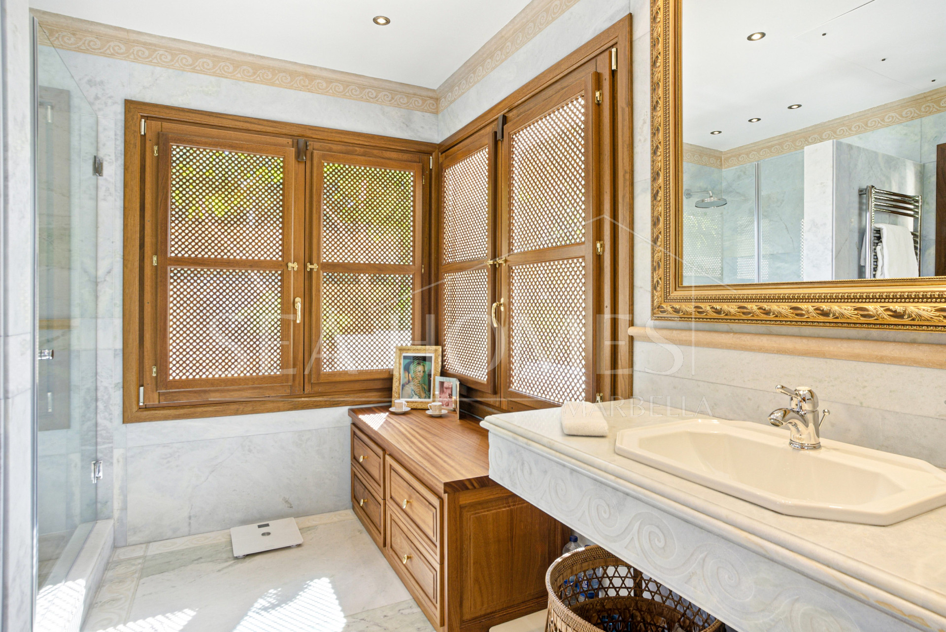 Elegant Six Bedroom, South-Facing Villa in Prestigious Lomas de Marbella Club