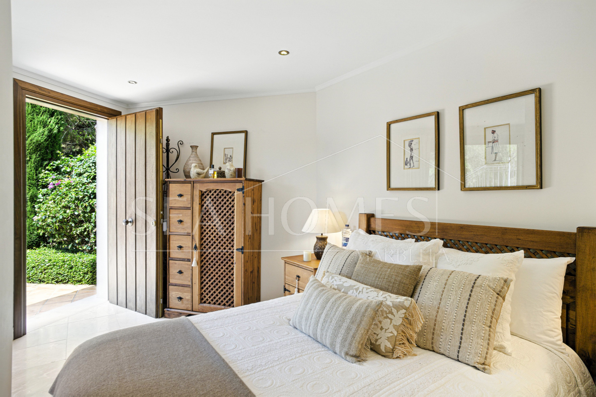 Elegant Six Bedroom, South-Facing Villa in Prestigious Lomas de Marbella Club