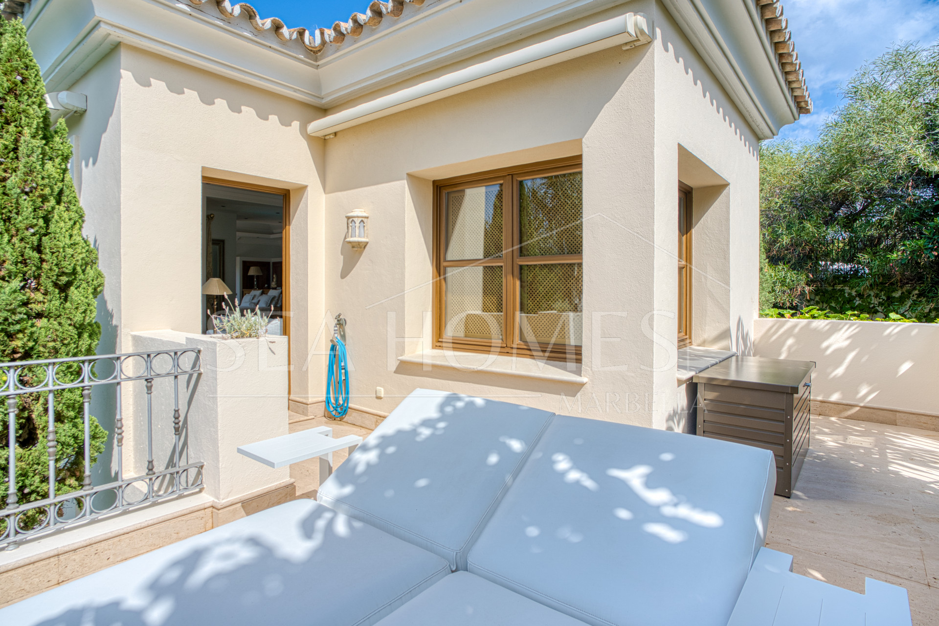 Elegant Six Bedroom, South-Facing Villa in Prestigious Lomas de Marbella Club