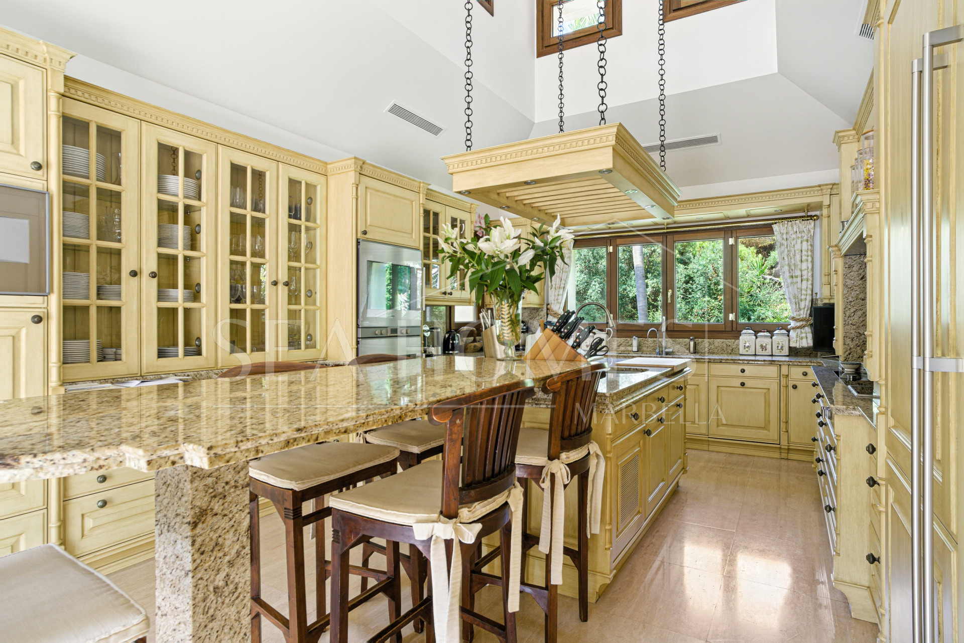 Elegant Six Bedroom, South-Facing Villa in Prestigious Lomas de Marbella Club