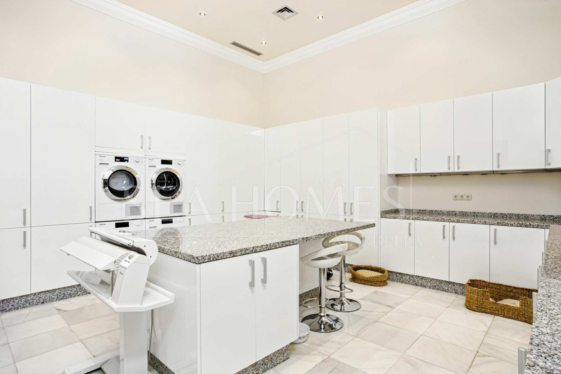 Elegant Six Bedroom, South-Facing Villa in Prestigious Lomas de Marbella Club