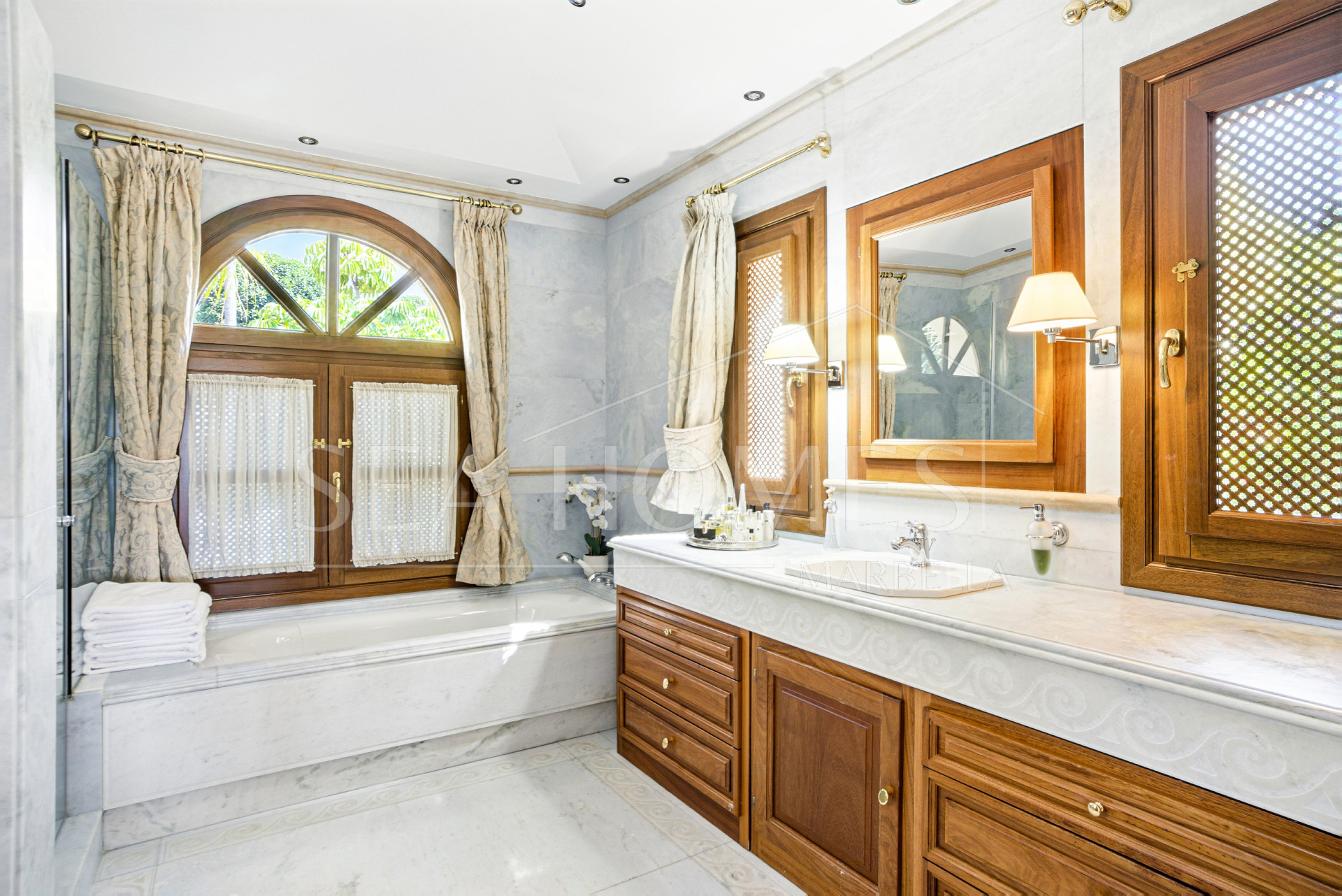 Elegant Six Bedroom, South-Facing Villa in Prestigious Lomas de Marbella Club