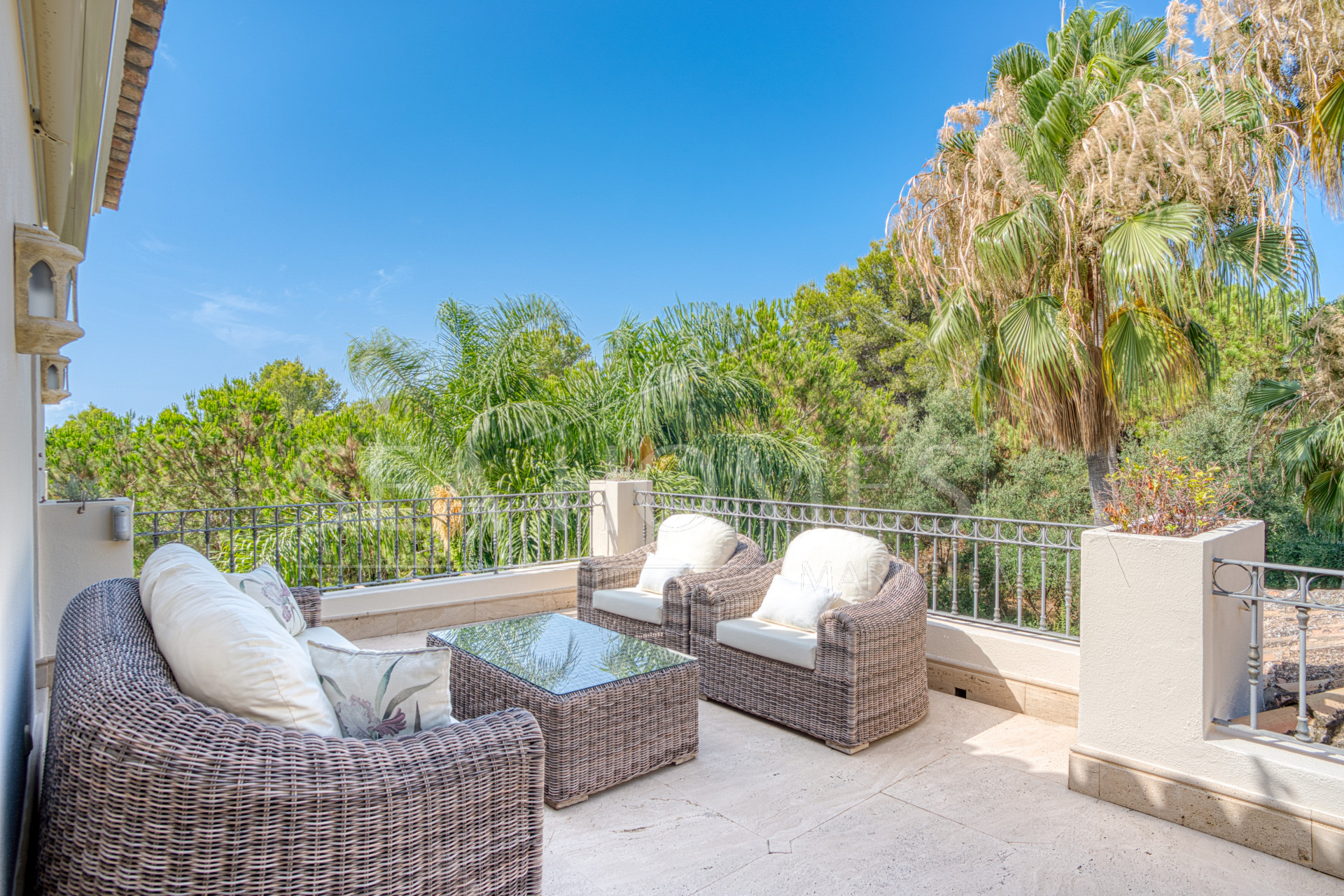 Elegant Six Bedroom, South-Facing Villa in Prestigious Lomas de Marbella Club