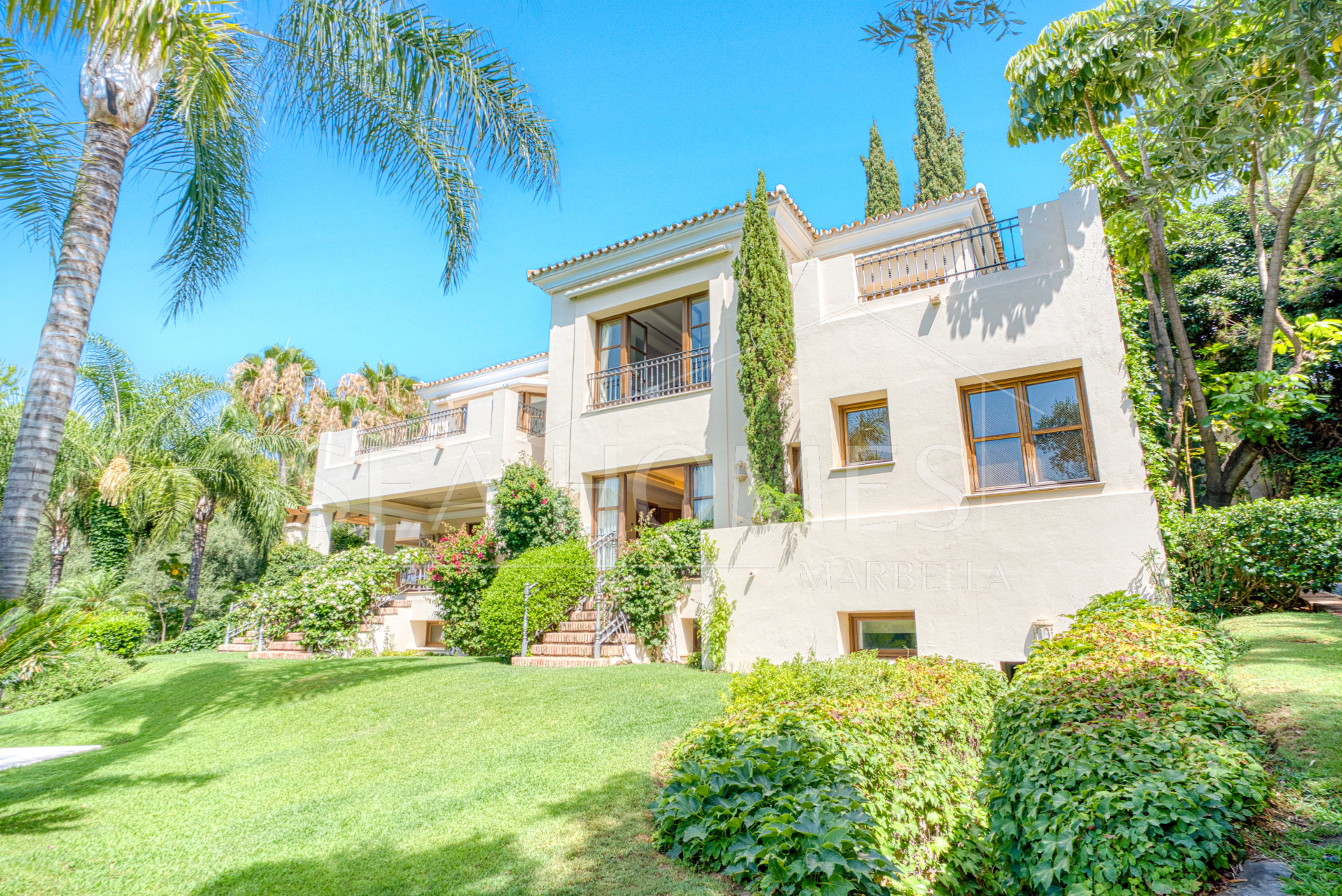 Elegant Six Bedroom, South-Facing Villa in Prestigious Lomas de Marbella Club