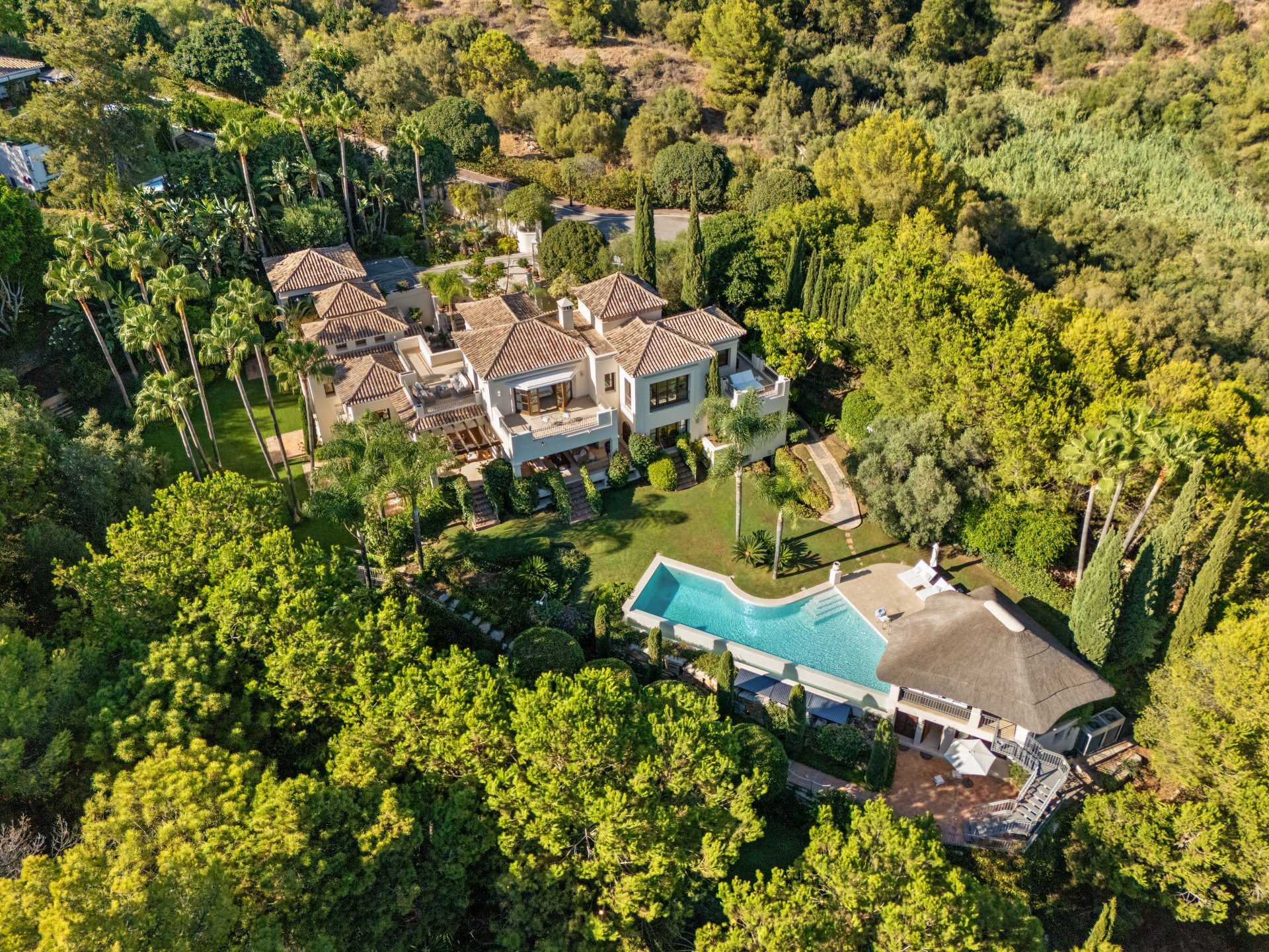 Elegant Six Bedroom, South-Facing Villa in Prestigious Lomas de Marbella Club