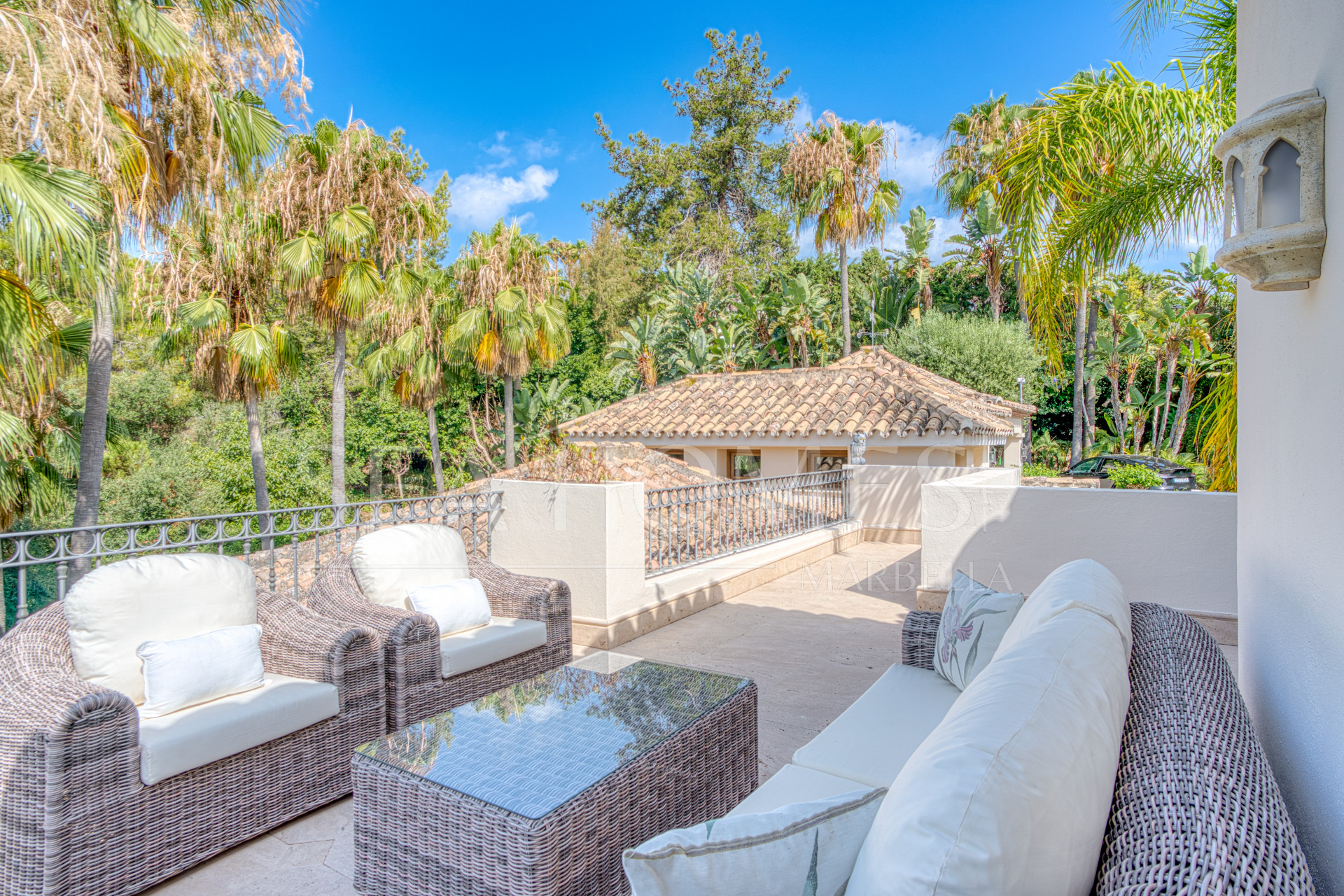 Elegant Six Bedroom, South-Facing Villa in Prestigious Lomas de Marbella Club
