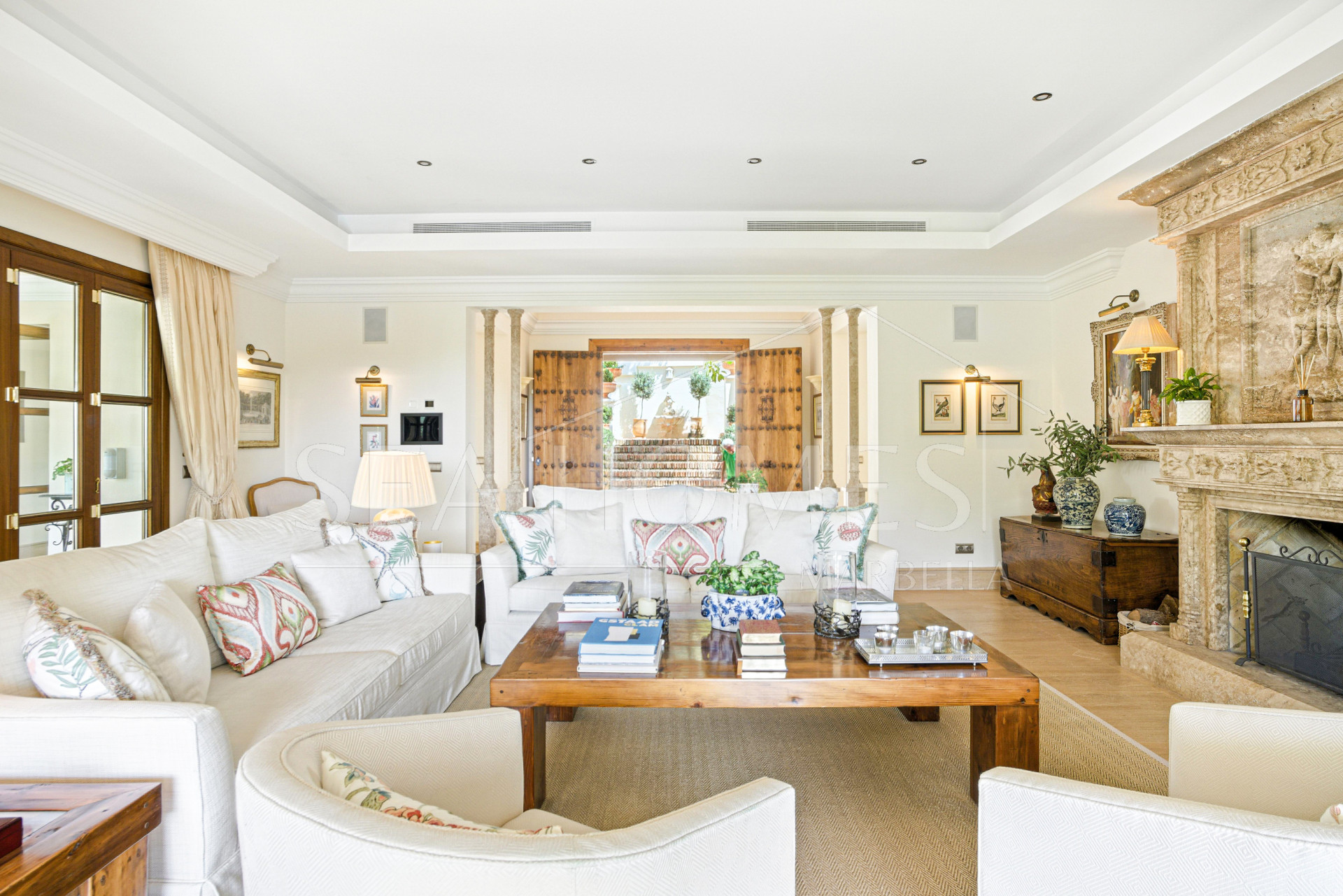Elegant Six Bedroom, South-Facing Villa in Prestigious Lomas de Marbella Club