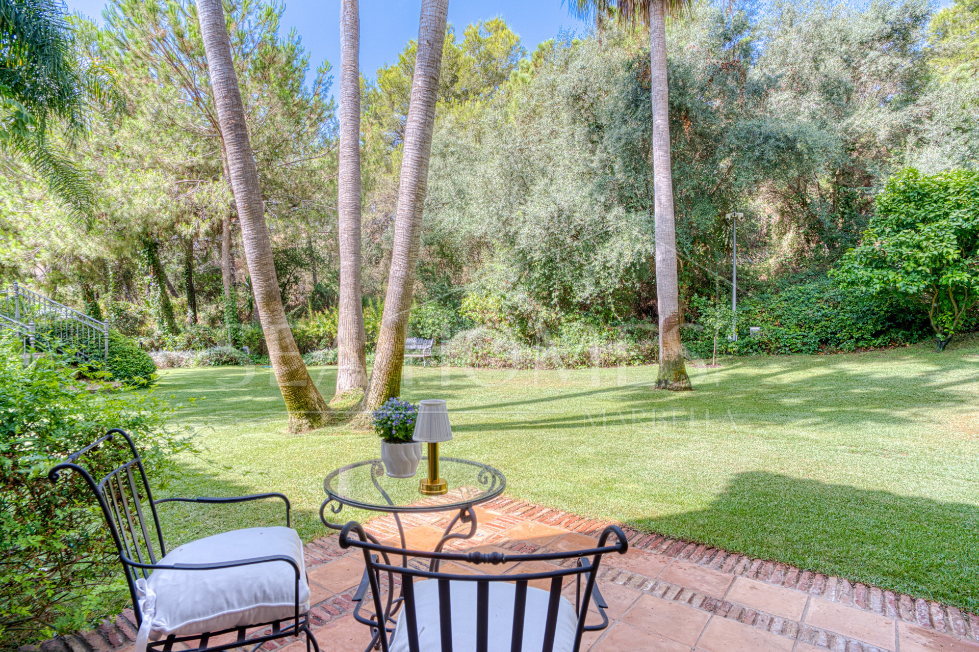 Elegant Six Bedroom, South-Facing Villa in Prestigious Lomas de Marbella Club