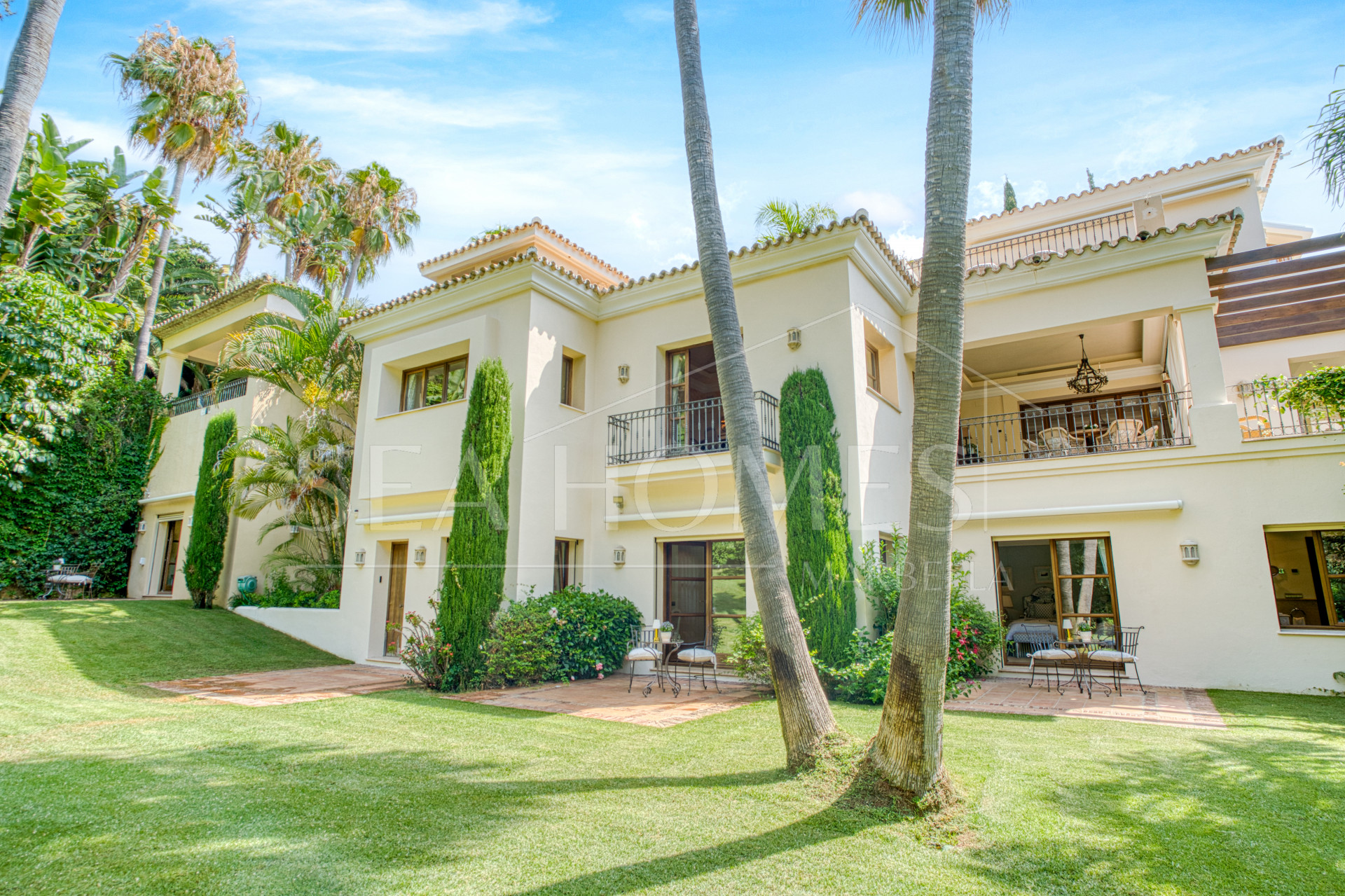 Elegant Six Bedroom, South-Facing Villa in Prestigious Lomas de Marbella Club